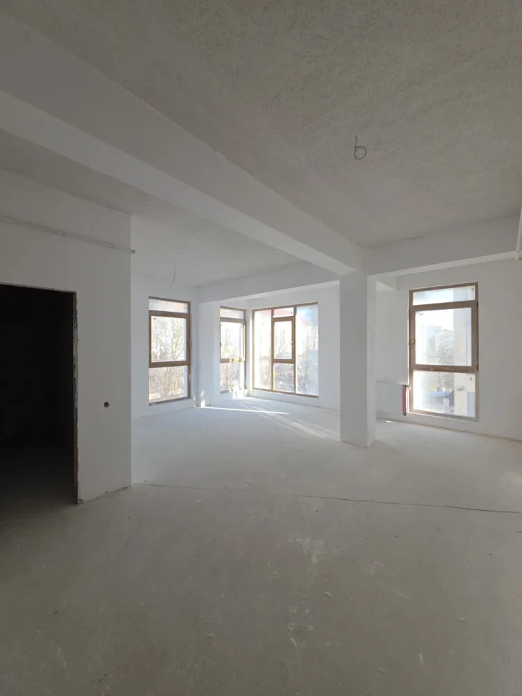 APARTAMENT 3 CAMERE -INTABULAT-80MP UTILI- 100.000 EURO - OFERTA UNICA – 80MP UTILI – 100.000 EURO- ZONA EXCELENTAIntabulat, disponibil imediat!076 700 5000 – PENTRU DETALII SI VIZIONARE !Se vinde apartament 3 camere luminos si spatios – 79.5mp utili format din 2 dormitoare, living open space + bucătărie, baie si balcon.Situat intr-o zona de interes ridicat, Octavian Goga nr 5, langa bulevardul Vasile Milea, mall shopping city si la 2km de centrul orasului Sibiu!&nbsp;✅ Preț excelent: 100.000 € ( doar 1.257 €/m2)✅️ COMISION 0%✅ 79.5mp utili&nbsp;✅ Intabulat – actele pregătite pentru vânzare✅ 1 loc de parcare exterior INCLUS✅ Finisaje Premium✅ Mutare imediată✅ Cartier locuit, acces rapid la bulevard, mall shopping city, Kaufland, lidl,școli și grădinițe.