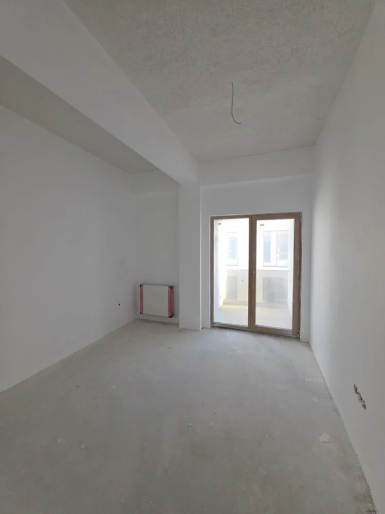 APARTAMENT 3 CAMERE -INTABULAT-80MP UTILI- 100.000 EURO - OFERTA UNICA – 80MP UTILI – 100.000 EURO- ZONA EXCELENTAIntabulat, disponibil imediat!076 700 5000 – PENTRU DETALII SI VIZIONARE !Se vinde apartament 3 camere luminos si spatios – 79.5mp utili format din 2 dormitoare, living open space + bucătărie, baie si balcon.Situat intr-o zona de interes ridicat, Octavian Goga nr 5, langa bulevardul Vasile Milea, mall shopping city si la 2km de centrul orasului Sibiu!&nbsp;✅ Preț excelent: 100.000 € ( doar 1.257 €/m2)✅️ COMISION 0%✅ 79.5mp utili&nbsp;✅ Intabulat – actele pregătite pentru vânzare✅ 1 loc de parcare exterior INCLUS✅ Finisaje Premium✅ Mutare imediată✅ Cartier locuit, acces rapid la bulevard, mall shopping city, Kaufland, lidl,școli și grădinițe.