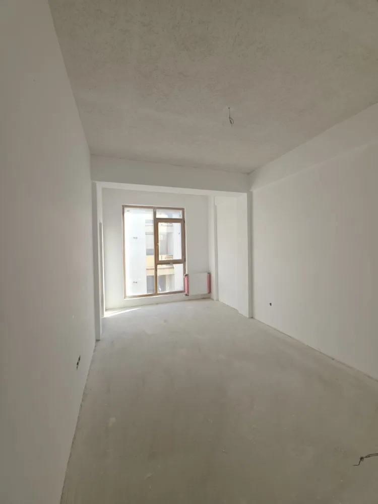 APARTAMENT 3 CAMERE -INTABULAT-80MP UTILI- 100.000 EURO - OFERTA UNICA – 80MP UTILI – 100.000 EURO- ZONA EXCELENTAIntabulat, disponibil imediat!076 700 5000 – PENTRU DETALII SI VIZIONARE !Se vinde apartament 3 camere luminos si spatios – 79.5mp utili format din 2 dormitoare, living open space + bucătărie, baie si balcon.Situat intr-o zona de interes ridicat, Octavian Goga nr 5, langa bulevardul Vasile Milea, mall shopping city si la 2km de centrul orasului Sibiu!&nbsp;✅ Preț excelent: 100.000 € ( doar 1.257 €/m2)✅️ COMISION 0%✅ 79.5mp utili&nbsp;✅ Intabulat – actele pregătite pentru vânzare✅ 1 loc de parcare exterior INCLUS✅ Finisaje Premium✅ Mutare imediată✅ Cartier locuit, acces rapid la bulevard, mall shopping city, Kaufland, lidl,școli și grădinițe.