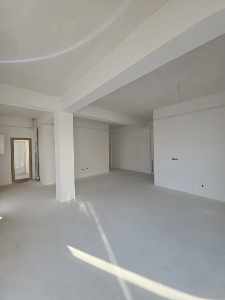 APARTAMENT 3 CAMERE -INTABULAT-80MP UTILI- 100.000 EURO - OFERTA UNICA – 80MP UTILI – 100.000 EURO- ZONA EXCELENTAIntabulat, disponibil imediat!076 700 5000 – PENTRU DETALII SI VIZIONARE !Se vinde apartament 3 camere luminos si spatios – 79.5mp utili format din 2 dormitoare, living open space + bucătărie, baie si balcon.Situat intr-o zona de interes ridicat, Octavian Goga nr 5, langa bulevardul Vasile Milea, mall shopping city si la 2km de centrul orasului Sibiu!&nbsp;✅ Preț excelent: 100.000 € ( doar 1.257 €/m2)✅️ COMISION 0%✅ 79.5mp utili&nbsp;✅ Intabulat – actele pregătite pentru vânzare✅ 1 loc de parcare exterior INCLUS✅ Finisaje Premium✅ Mutare imediată✅ Cartier locuit, acces rapid la bulevard, mall shopping city, Kaufland, lidl,școli și grădinițe.