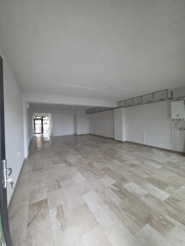 Spațiu comercial-Dna Stanca- VITRINA LA STRADA PRINCIPALA - Spațiu comercial de închiriat - 90MPU FINISATSUPER OFERTA-750€/lună(TVA INCLUS)Doamna Stanca 38Locație excelentă, situată într-o zonă comercială dezvoltată, cu trafic constant&nbsp;Suprafață: 90 mp – compartimentare practică, potrivită pentru multiple tipuri de activități.Poate fi compartimentat în funcție de nevoile și tipul de activitate&nbsp;2 intrări:&nbsp;intrare principală, cu acces direct din față și vitrină la stradă&nbsp;intrare secundară în partea din spate – ideală pentru staff, aprovizionare&nbsp;Vitrină generoasă la stradă – vizibilitate excelentă&nbsp;Numeroase locuri de parcare disponibile în fața spațiului&nbsp;Pentru mai multe informații sau programarea unei vizionări:076 700 5000
