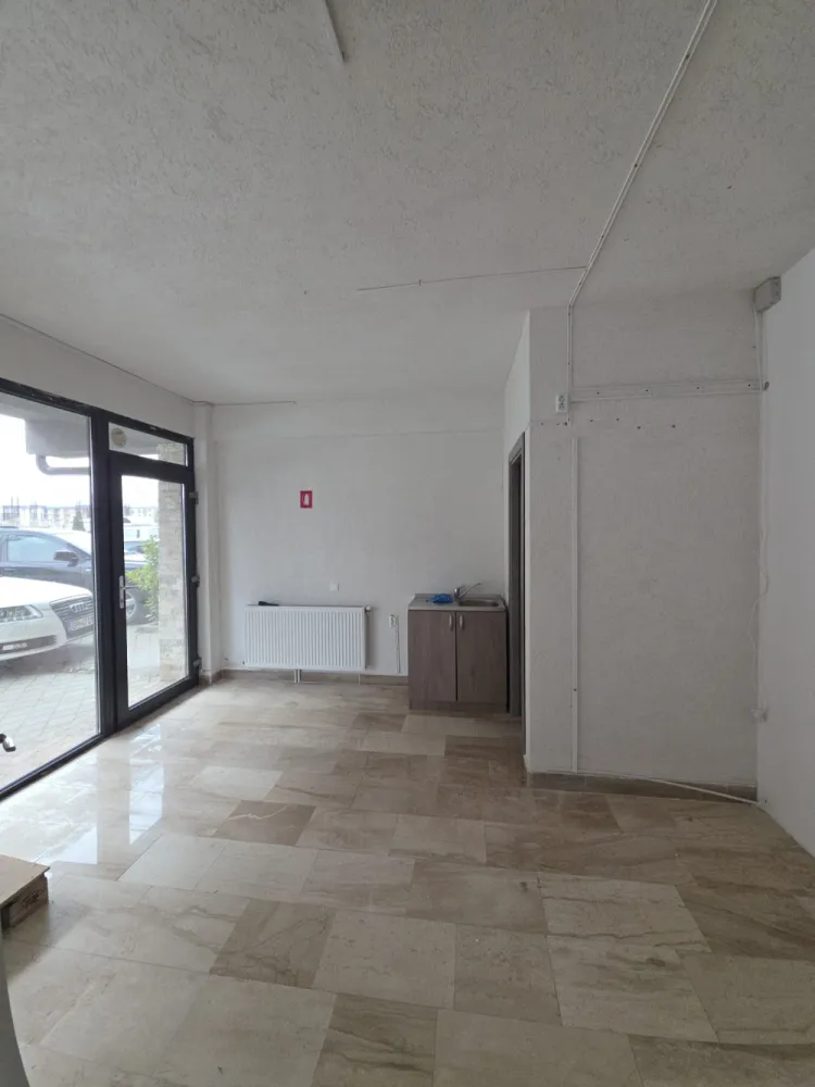 Spațiu comercial-Dna Stanca- VITRINA LA STRADA PRINCIPALA - Spațiu comercial de închiriat - 90MPU FINISATSUPER OFERTA-750€/lună(TVA INCLUS)Doamna Stanca 38Locație excelentă, situată într-o zonă comercială dezvoltată, cu trafic constant&nbsp;Suprafață: 90 mp – compartimentare practică, potrivită pentru multiple tipuri de activități.Poate fi compartimentat în funcție de nevoile și tipul de activitate&nbsp;2 intrări:&nbsp;intrare principală, cu acces direct din față și vitrină la stradă&nbsp;intrare secundară în partea din spate – ideală pentru staff, aprovizionare&nbsp;Vitrină generoasă la stradă – vizibilitate excelentă&nbsp;Numeroase locuri de parcare disponibile în fața spațiului&nbsp;Pentru mai multe informații sau programarea unei vizionări:076 700 5000