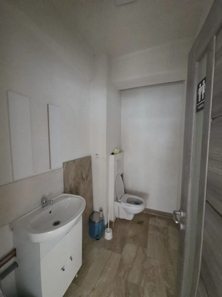 Spațiu comercial-Dna Stanca- VITRINA LA STRADA PRINCIPALA - Spațiu comercial de închiriat - 90MPU FINISATSUPER OFERTA-750€/lună(TVA INCLUS)Doamna Stanca 38Locație excelentă, situată într-o zonă comercială dezvoltată, cu trafic constant&nbsp;Suprafață: 90 mp – compartimentare practică, potrivită pentru multiple tipuri de activități.Poate fi compartimentat în funcție de nevoile și tipul de activitate&nbsp;2 intrări:&nbsp;intrare principală, cu acces direct din față și vitrină la stradă&nbsp;intrare secundară în partea din spate – ideală pentru staff, aprovizionare&nbsp;Vitrină generoasă la stradă – vizibilitate excelentă&nbsp;Numeroase locuri de parcare disponibile în fața spațiului&nbsp;Pentru mai multe informații sau programarea unei vizionări:076 700 5000