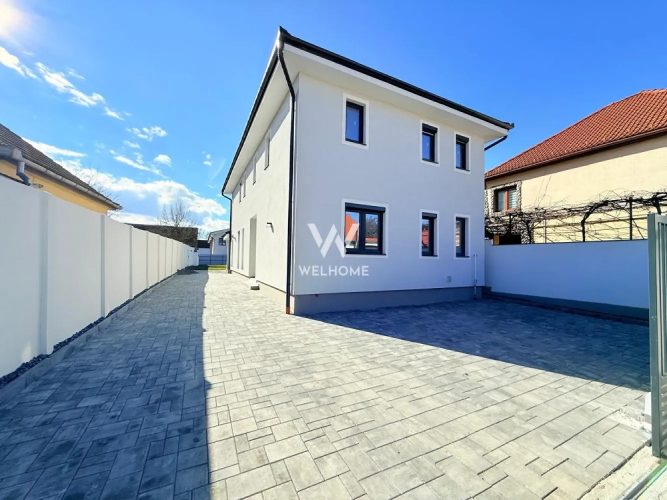 Casă individuală premium de vânzare în Șelimbăr – 650 mp teren - Vă prezentăm o proprietate individuală construită la standarde ridicate de calitate, situată într-o zonă aerisită și exclusivă din Șelimbăr, ideală pentru o familie care își dorește confort, intimitate și siguranță.

Date generale: Suprafață utilă: 144 mp - Teren total: 650 mp - Regim de înălțime: Parter + Etaj + Pod. 

Construcție solidă și eficientă energetic!

Imobilul este realizat din zidărie portantă cu cărămidă Porotherm Wienerberger, grosime: 30 cm exterior, 25 cm interior, izolație termică și fonică exterioară de 10 cm, finisată cu tencuială decorativă. Tâmplărie PVC Veka, 7 camere, tripan (3 foi de sticlă), Feronerie Roto, balamale ascunse, Rulouri exterioare electrice din PVC, Ușă acces PVC Veka, Acoperiș tip șarpantă cu țiglă din beton Bramac, sistem complet hidroizolație, jgheaburi, burlane, parazăpezi.

Confort termic și instalații moderne!

Încălzire în pardoseală cu termostate individuale în fiecare încăpere, centrală termică pe gaz în condensare, instalație pentru aer condiționat (aparat montat), instalație electrică cu tablou general și circuite separate, prize și întrerupătoare Schneider Sedna, instalații pentru curenți slabi (TV, telefon, internet).

Finisaje premium!

Pereți tencuiți, gletuiți și zugrăviți cu lavabilă, gresie și faianță de import în băi, obiecte sanitare suspendate, uși interioare MDF și lemn – Naturen, parchet SPC special pentru încălzire în pardoseală.

Curte complet amenajată - Gazon la rolă, sistem de irigație cu aspersoare și temporizator, alei pietonale/ acces auto/ locuri parcare pavate, racorduri apă față/spate

Proprietatea este împrejmuită cu gard din structură de beton și închideri din cărămidă.
 - Poartă auto electrică cu telecomandă
 - Poartă pietonală cu interfon

Compartimentare inteligentă!

Parter: Hol intrare cu spațiu pentru pantofar, baie, bucătărie separata, cameră tehnică, spațiu depozitare sub scară si un living generos cu iesire pe terasa.

Etaj: Hol, dormitor matrimonial cu baie proprie și dressing, baie cu cadă, si inca două dormitoare suplimentare (unul cu dressing propriu)

Preț: 380.000 € – la cheie

Se acceptă plată prin credit ipotecar.

Această proprietate este alegerea ideală pentru cei care caută o locuință construită responsabil, cu materiale premium și curte generoasă, într-o zonă liniștită, aproape de Sibiu.