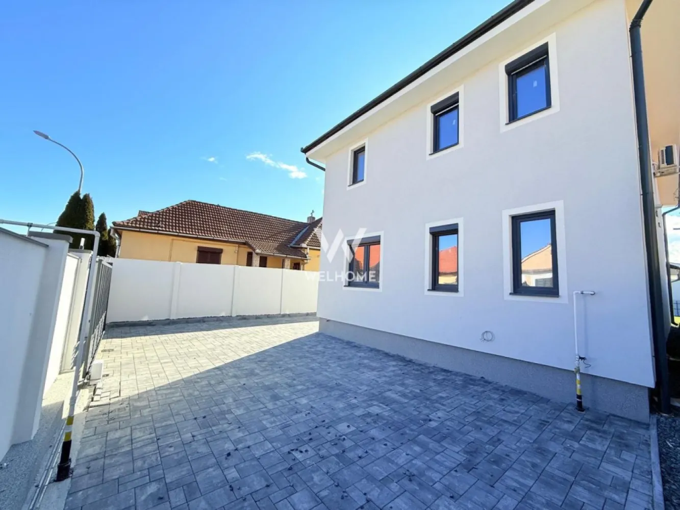 Casă individuală premium de vânzare în Șelimbăr – 650 mp teren - Vă prezentăm o proprietate individuală construită la standarde ridicate de calitate, situată într-o zonă aerisită și exclusivă din Șelimbăr, ideală pentru o familie care își dorește confort, intimitate și siguranță.

Date generale: Suprafață utilă: 144 mp - Teren total: 650 mp - Regim de înălțime: Parter + Etaj + Pod. 

Construcție solidă și eficientă energetic!

Imobilul este realizat din zidărie portantă cu cărămidă Porotherm Wienerberger, grosime: 30 cm exterior, 25 cm interior, izolație termică și fonică exterioară de 10 cm, finisată cu tencuială decorativă. Tâmplărie PVC Veka, 7 camere, tripan (3 foi de sticlă), Feronerie Roto, balamale ascunse, Rulouri exterioare electrice din PVC, Ușă acces PVC Veka, Acoperiș tip șarpantă cu țiglă din beton Bramac, sistem complet hidroizolație, jgheaburi, burlane, parazăpezi.

Confort termic și instalații moderne!

Încălzire în pardoseală cu termostate individuale în fiecare încăpere, centrală termică pe gaz în condensare, instalație pentru aer condiționat (aparat montat), instalație electrică cu tablou general și circuite separate, prize și întrerupătoare Schneider Sedna, instalații pentru curenți slabi (TV, telefon, internet).

Finisaje premium!

Pereți tencuiți, gletuiți și zugrăviți cu lavabilă, gresie și faianță de import în băi, obiecte sanitare suspendate, uși interioare MDF și lemn – Naturen, parchet SPC special pentru încălzire în pardoseală.

Curte complet amenajată - Gazon la rolă, sistem de irigație cu aspersoare și temporizator, alei pietonale/ acces auto/ locuri parcare pavate, racorduri apă față/spate

Proprietatea este împrejmuită cu gard din structură de beton și închideri din cărămidă.
 - Poartă auto electrică cu telecomandă
 - Poartă pietonală cu interfon

Compartimentare inteligentă!

Parter: Hol intrare cu spațiu pentru pantofar, baie, bucătărie separata, cameră tehnică, spațiu depozitare sub scară si un living generos cu iesire pe terasa.

Etaj: Hol, dormitor matrimonial cu baie proprie și dressing, baie cu cadă, si inca două dormitoare suplimentare (unul cu dressing propriu)

Preț: 380.000 € – la cheie

Se acceptă plată prin credit ipotecar.

Această proprietate este alegerea ideală pentru cei care caută o locuință construită responsabil, cu materiale premium și curte generoasă, într-o zonă liniștită, aproape de Sibiu.