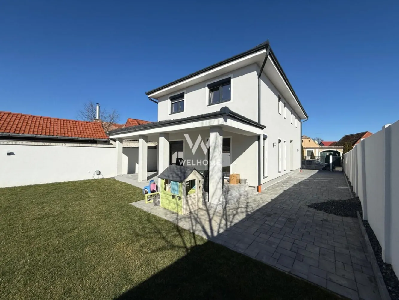 Casă individuală premium de vânzare în Șelimbăr – 650 mp teren - Vă prezentăm o proprietate individuală construită la standarde ridicate de calitate, situată într-o zonă aerisită și exclusivă din Șelimbăr, ideală pentru o familie care își dorește confort, intimitate și siguranță.

Date generale: Suprafață utilă: 144 mp - Teren total: 650 mp - Regim de înălțime: Parter + Etaj + Pod. 

Construcție solidă și eficientă energetic!

Imobilul este realizat din zidărie portantă cu cărămidă Porotherm Wienerberger, grosime: 30 cm exterior, 25 cm interior, izolație termică și fonică exterioară de 10 cm, finisată cu tencuială decorativă. Tâmplărie PVC Veka, 7 camere, tripan (3 foi de sticlă), Feronerie Roto, balamale ascunse, Rulouri exterioare electrice din PVC, Ușă acces PVC Veka, Acoperiș tip șarpantă cu țiglă din beton Bramac, sistem complet hidroizolație, jgheaburi, burlane, parazăpezi.

Confort termic și instalații moderne!

Încălzire în pardoseală cu termostate individuale în fiecare încăpere, centrală termică pe gaz în condensare, instalație pentru aer condiționat (aparat montat), instalație electrică cu tablou general și circuite separate, prize și întrerupătoare Schneider Sedna, instalații pentru curenți slabi (TV, telefon, internet).

Finisaje premium!

Pereți tencuiți, gletuiți și zugrăviți cu lavabilă, gresie și faianță de import în băi, obiecte sanitare suspendate, uși interioare MDF și lemn – Naturen, parchet SPC special pentru încălzire în pardoseală.

Curte complet amenajată - Gazon la rolă, sistem de irigație cu aspersoare și temporizator, alei pietonale/ acces auto/ locuri parcare pavate, racorduri apă față/spate

Proprietatea este împrejmuită cu gard din structură de beton și închideri din cărămidă.
 - Poartă auto electrică cu telecomandă
 - Poartă pietonală cu interfon

Compartimentare inteligentă!

Parter: Hol intrare cu spațiu pentru pantofar, baie, bucătărie separata, cameră tehnică, spațiu depozitare sub scară si un living generos cu iesire pe terasa.

Etaj: Hol, dormitor matrimonial cu baie proprie și dressing, baie cu cadă, si inca două dormitoare suplimentare (unul cu dressing propriu)

Preț: 380.000 € – la cheie

Se acceptă plată prin credit ipotecar.

Această proprietate este alegerea ideală pentru cei care caută o locuință construită responsabil, cu materiale premium și curte generoasă, într-o zonă liniștită, aproape de Sibiu.