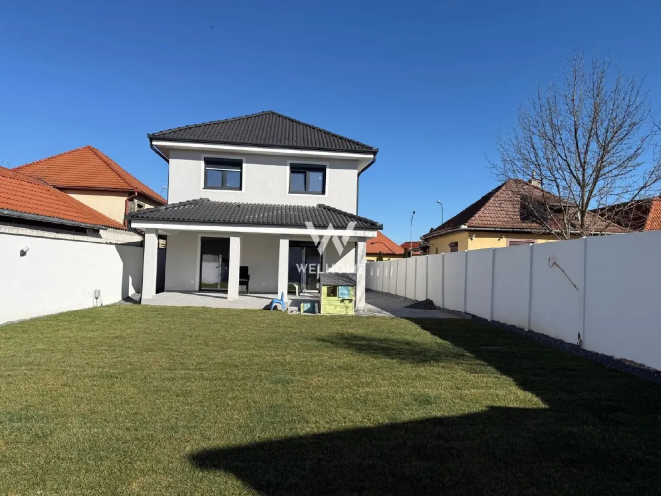 Casă individuală premium de vânzare în Șelimbăr – 650 mp teren - Vă prezentăm o proprietate individuală construită la standarde ridicate de calitate, situată într-o zonă aerisită și exclusivă din Șelimbăr, ideală pentru o familie care își dorește confort, intimitate și siguranță.

Date generale: Suprafață utilă: 144 mp - Teren total: 650 mp - Regim de înălțime: Parter + Etaj + Pod. 

Construcție solidă și eficientă energetic!

Imobilul este realizat din zidărie portantă cu cărămidă Porotherm Wienerberger, grosime: 30 cm exterior, 25 cm interior, izolație termică și fonică exterioară de 10 cm, finisată cu tencuială decorativă. Tâmplărie PVC Veka, 7 camere, tripan (3 foi de sticlă), Feronerie Roto, balamale ascunse, Rulouri exterioare electrice din PVC, Ușă acces PVC Veka, Acoperiș tip șarpantă cu țiglă din beton Bramac, sistem complet hidroizolație, jgheaburi, burlane, parazăpezi.

Confort termic și instalații moderne!

Încălzire în pardoseală cu termostate individuale în fiecare încăpere, centrală termică pe gaz în condensare, instalație pentru aer condiționat (aparat montat), instalație electrică cu tablou general și circuite separate, prize și întrerupătoare Schneider Sedna, instalații pentru curenți slabi (TV, telefon, internet).

Finisaje premium!

Pereți tencuiți, gletuiți și zugrăviți cu lavabilă, gresie și faianță de import în băi, obiecte sanitare suspendate, uși interioare MDF și lemn – Naturen, parchet SPC special pentru încălzire în pardoseală.

Curte complet amenajată - Gazon la rolă, sistem de irigație cu aspersoare și temporizator, alei pietonale/ acces auto/ locuri parcare pavate, racorduri apă față/spate

Proprietatea este împrejmuită cu gard din structură de beton și închideri din cărămidă.
 - Poartă auto electrică cu telecomandă
 - Poartă pietonală cu interfon

Compartimentare inteligentă!

Parter: Hol intrare cu spațiu pentru pantofar, baie, bucătărie separata, cameră tehnică, spațiu depozitare sub scară si un living generos cu iesire pe terasa.

Etaj: Hol, dormitor matrimonial cu baie proprie și dressing, baie cu cadă, si inca două dormitoare suplimentare (unul cu dressing propriu)

Preț: 380.000 € – la cheie

Se acceptă plată prin credit ipotecar.

Această proprietate este alegerea ideală pentru cei care caută o locuință construită responsabil, cu materiale premium și curte generoasă, într-o zonă liniștită, aproape de Sibiu.