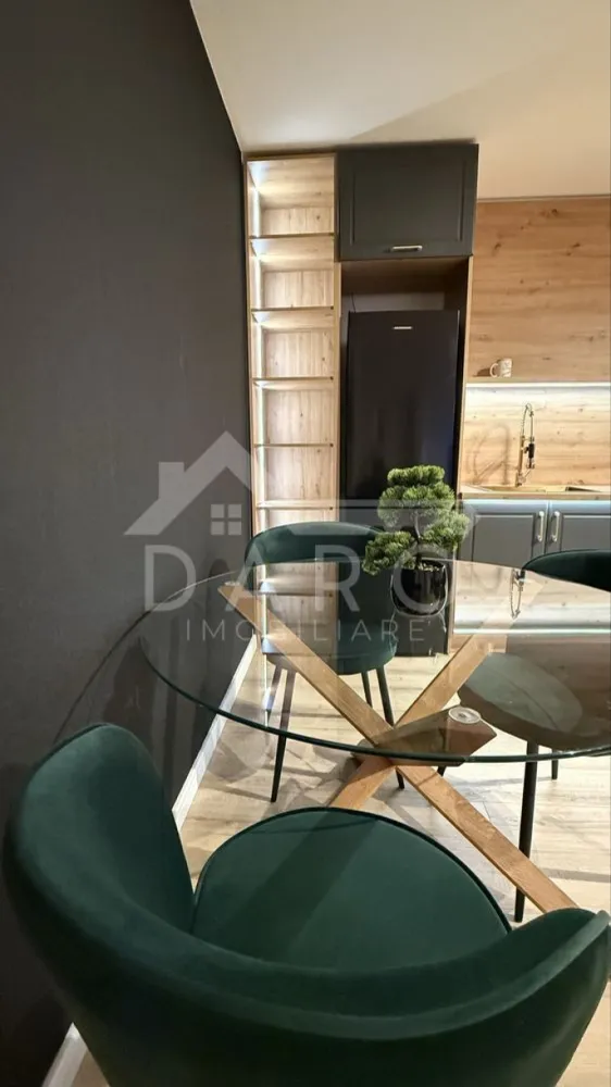 🏡 Apartament 2 camere de închiriat | Prima închiriere | 600 euro - 🏡 Apartament 2 camere de închiriat | Prima închiriere | Încălzire în pardoseală
Se oferă spre închiriere apartament modern cu 2 camere, situat în blocul B25, etaj 6, într-un complex rezidențial foarte căutat și liniștit, cu orientare sudică către parc.
📐 Suprafață: 80 mp construiți
📐 60 mp utili + terasă 10 mp
📍 Etaj 6
✔ loc de parcare subteran inclus
✔ boxă privată pentru depozitare
✔ prima închiriere
✔ ideal pentru cuplu sau persoană care își dorește confort premium
Compartimentare:
✔ living spațios
✔ dormitor
✔ bucătărie
✔ baie
✔ terasă mare
Dotări premium:
✔ încălzire în pardoseală
✔ aer condiționat
✔ mașină de spălat vase
✔ mașină de spălat haine
✔ cuptor
✔ plită pe gaz și curent
✔ frigider XL
✔ iluminat ambiental LED
✔ mobilă de lux
✔ finisaje premium
✔ 2 lifturi în imobil
Avantaje locație:
📍 orientare sudică – apartament luminos
📍 magazine în apropiere (Lidl etc.)
📍 parcuri și spații verzi
📍 complex rezidențial liniștit și foarte apreciat
🤝 Proprietate promovată prin DARO Imobiliare
📞 Detalii și vizionări:
Coman Maria – DARO Imobiliare
📱 0749 535 729
🔑 DARO Imobiliare – găsim locuința potrivită.
