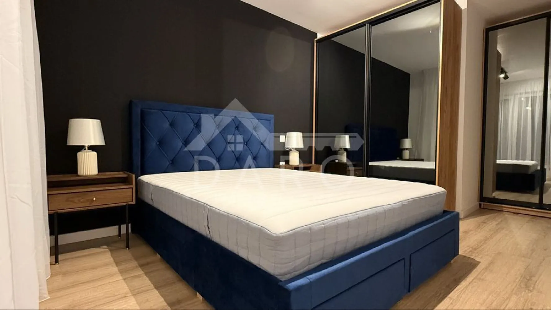 🏡 Apartament 2 camere de închiriat | Prima închiriere | 600 euro - 🏡 Apartament 2 camere de închiriat | Prima închiriere | Încălzire în pardoseală
Se oferă spre închiriere apartament modern cu 2 camere, situat în blocul B25, etaj 6, într-un complex rezidențial foarte căutat și liniștit, cu orientare sudică către parc.
📐 Suprafață: 80 mp construiți
📐 60 mp utili + terasă 10 mp
📍 Etaj 6
✔ loc de parcare subteran inclus
✔ boxă privată pentru depozitare
✔ prima închiriere
✔ ideal pentru cuplu sau persoană care își dorește confort premium
Compartimentare:
✔ living spațios
✔ dormitor
✔ bucătărie
✔ baie
✔ terasă mare
Dotări premium:
✔ încălzire în pardoseală
✔ aer condiționat
✔ mașină de spălat vase
✔ mașină de spălat haine
✔ cuptor
✔ plită pe gaz și curent
✔ frigider XL
✔ iluminat ambiental LED
✔ mobilă de lux
✔ finisaje premium
✔ 2 lifturi în imobil
Avantaje locație:
📍 orientare sudică – apartament luminos
📍 magazine în apropiere (Lidl etc.)
📍 parcuri și spații verzi
📍 complex rezidențial liniștit și foarte apreciat
🤝 Proprietate promovată prin DARO Imobiliare
📞 Detalii și vizionări:
Coman Maria – DARO Imobiliare
📱 0749 535 729
🔑 DARO Imobiliare – găsim locuința potrivită.