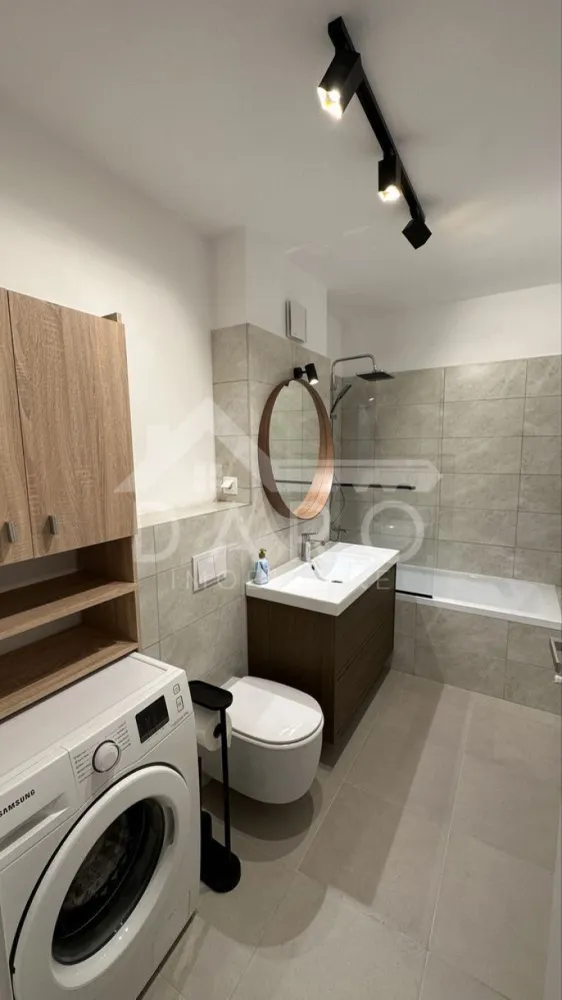 🏡 Apartament 2 camere de închiriat | Prima închiriere | 600 euro - 🏡 Apartament 2 camere de închiriat | Prima închiriere | Încălzire în pardoseală
Se oferă spre închiriere apartament modern cu 2 camere, situat în blocul B25, etaj 6, într-un complex rezidențial foarte căutat și liniștit, cu orientare sudică către parc.
📐 Suprafață: 80 mp construiți
📐 60 mp utili + terasă 10 mp
📍 Etaj 6
✔ loc de parcare subteran inclus
✔ boxă privată pentru depozitare
✔ prima închiriere
✔ ideal pentru cuplu sau persoană care își dorește confort premium
Compartimentare:
✔ living spațios
✔ dormitor
✔ bucătărie
✔ baie
✔ terasă mare
Dotări premium:
✔ încălzire în pardoseală
✔ aer condiționat
✔ mașină de spălat vase
✔ mașină de spălat haine
✔ cuptor
✔ plită pe gaz și curent
✔ frigider XL
✔ iluminat ambiental LED
✔ mobilă de lux
✔ finisaje premium
✔ 2 lifturi în imobil
Avantaje locație:
📍 orientare sudică – apartament luminos
📍 magazine în apropiere (Lidl etc.)
📍 parcuri și spații verzi
📍 complex rezidențial liniștit și foarte apreciat
🤝 Proprietate promovată prin DARO Imobiliare
📞 Detalii și vizionări:
Coman Maria – DARO Imobiliare
📱 0749 535 729
🔑 DARO Imobiliare – găsim locuința potrivită.