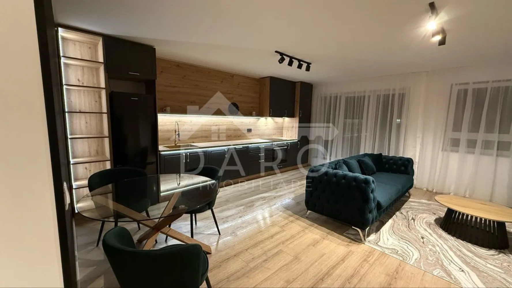 🏡 Apartament 2 camere de închiriat | Prima închiriere | 600 euro - 🏡 Apartament 2 camere de închiriat | Prima închiriere | Încălzire în pardoseală
Se oferă spre închiriere apartament modern cu 2 camere, situat în blocul B25, etaj 6, într-un complex rezidențial foarte căutat și liniștit, cu orientare sudică către parc.
📐 Suprafață: 80 mp construiți
📐 60 mp utili + terasă 10 mp
📍 Etaj 6
✔ loc de parcare subteran inclus
✔ boxă privată pentru depozitare
✔ prima închiriere
✔ ideal pentru cuplu sau persoană care își dorește confort premium
Compartimentare:
✔ living spațios
✔ dormitor
✔ bucătărie
✔ baie
✔ terasă mare
Dotări premium:
✔ încălzire în pardoseală
✔ aer condiționat
✔ mașină de spălat vase
✔ mașină de spălat haine
✔ cuptor
✔ plită pe gaz și curent
✔ frigider XL
✔ iluminat ambiental LED
✔ mobilă de lux
✔ finisaje premium
✔ 2 lifturi în imobil
Avantaje locație:
📍 orientare sudică – apartament luminos
📍 magazine în apropiere (Lidl etc.)
📍 parcuri și spații verzi
📍 complex rezidențial liniștit și foarte apreciat
🤝 Proprietate promovată prin DARO Imobiliare
📞 Detalii și vizionări:
Coman Maria – DARO Imobiliare
📱 0749 535 729
🔑 DARO Imobiliare – găsim locuința potrivită.