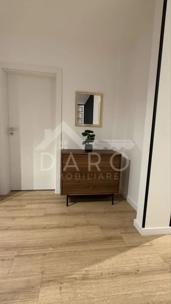 🏡 Apartament 2 camere de închiriat | Prima închiriere | 600 euro - 🏡 Apartament 2 camere de închiriat | Prima închiriere | Încălzire în pardoseală
Se oferă spre închiriere apartament modern cu 2 camere, situat în blocul B25, etaj 6, într-un complex rezidențial foarte căutat și liniștit, cu orientare sudică către parc.
📐 Suprafață: 80 mp construiți
📐 60 mp utili + terasă 10 mp
📍 Etaj 6
✔ loc de parcare subteran inclus
✔ boxă privată pentru depozitare
✔ prima închiriere
✔ ideal pentru cuplu sau persoană care își dorește confort premium
Compartimentare:
✔ living spațios
✔ dormitor
✔ bucătărie
✔ baie
✔ terasă mare
Dotări premium:
✔ încălzire în pardoseală
✔ aer condiționat
✔ mașină de spălat vase
✔ mașină de spălat haine
✔ cuptor
✔ plită pe gaz și curent
✔ frigider XL
✔ iluminat ambiental LED
✔ mobilă de lux
✔ finisaje premium
✔ 2 lifturi în imobil
Avantaje locație:
📍 orientare sudică – apartament luminos
📍 magazine în apropiere (Lidl etc.)
📍 parcuri și spații verzi
📍 complex rezidențial liniștit și foarte apreciat
🤝 Proprietate promovată prin DARO Imobiliare
📞 Detalii și vizionări:
Coman Maria – DARO Imobiliare
📱 0749 535 729
🔑 DARO Imobiliare – găsim locuința potrivită.