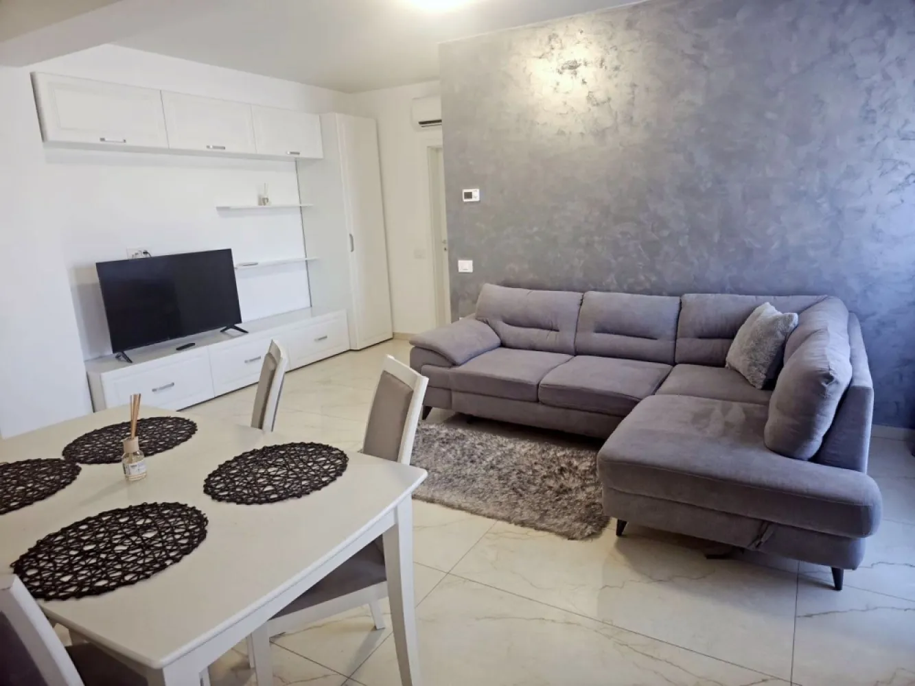 Inchiriere 2 camere Complex Roka, Micro 17 – parcare – 560 euro/luna - Va propunem spre inchiriere un apartament modern cu 2 camere, situat in Complex Roka, cartier Micro 17, la etajul 1 din 5, intr-un imobil dat in folosinta in anul 2022, prevazut cu lift modern si silentios.
Apartamentul are o suprafata generoasa de 65 mp si dispune de balcon, fiind ideal pentru persoanele care isi doresc confort, spatiu si finisaje de calitate. Beneficiaza de loc de parcare in curtea interioara a cladirii.
Zona este foarte buna, langa Penny si piata, cu mijloc de transport in comun chiar langa bloc, oferind acces rapid catre toate punctele de interes.
Locuinta este mobilata si utilata complet, pregatita pentru mutare imediata.

Dotari si beneficii:
Centrala termica proprie
Incalzire in pardoseala
Aer conditionat
Cabina de dus
Grup sanitar cu geam pentru aerisire naturala
Masina de spalat
Frigider
Plita
Hota
Cuptor

Pret chirie: 550 euro/luna
Garantie returnabila: 550 euro
Apartamentul dispune de loc de parcare care se inchiriaza separat la pretul de 50 euro lunar.

Se inchiriaza si cetatenilor ucraineni, la pretul de 650 euro/luna.
Perioada minima contractuala: 3 luni.

La semnarea contractului se solicita: chiria pentru luna in curs, garantia si comisionul agentiei.
Pentru relatii si programari la vizionare:
Liliana Ene – Consilier imobiliar Mag Invest
Telefon: 0746.252.252