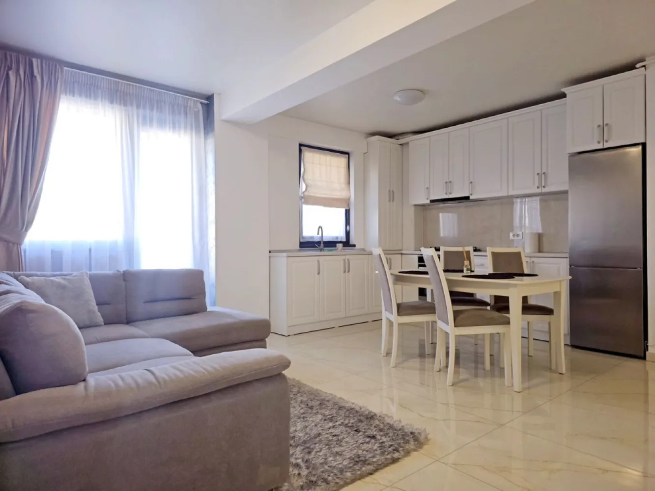 Inchiriere 2 camere Complex Roka, Micro 17 – parcare – 560 euro/luna - Va propunem spre inchiriere un apartament modern cu 2 camere, situat in Complex Roka, cartier Micro 17, la etajul 1 din 5, intr-un imobil dat in folosinta in anul 2022, prevazut cu lift modern si silentios.
Apartamentul are o suprafata generoasa de 65 mp si dispune de balcon, fiind ideal pentru persoanele care isi doresc confort, spatiu si finisaje de calitate. Beneficiaza de loc de parcare in curtea interioara a cladirii.
Zona este foarte buna, langa Penny si piata, cu mijloc de transport in comun chiar langa bloc, oferind acces rapid catre toate punctele de interes.
Locuinta este mobilata si utilata complet, pregatita pentru mutare imediata.

Dotari si beneficii:
Centrala termica proprie
Incalzire in pardoseala
Aer conditionat
Cabina de dus
Grup sanitar cu geam pentru aerisire naturala
Masina de spalat
Frigider
Plita
Hota
Cuptor

Pret chirie: 550 euro/luna
Garantie returnabila: 550 euro
Apartamentul dispune de loc de parcare care se inchiriaza separat la pretul de 50 euro lunar.

Se inchiriaza si cetatenilor ucraineni, la pretul de 650 euro/luna.
Perioada minima contractuala: 3 luni.

La semnarea contractului se solicita: chiria pentru luna in curs, garantia si comisionul agentiei.
Pentru relatii si programari la vizionare:
Liliana Ene – Consilier imobiliar Mag Invest
Telefon: 0746.252.252