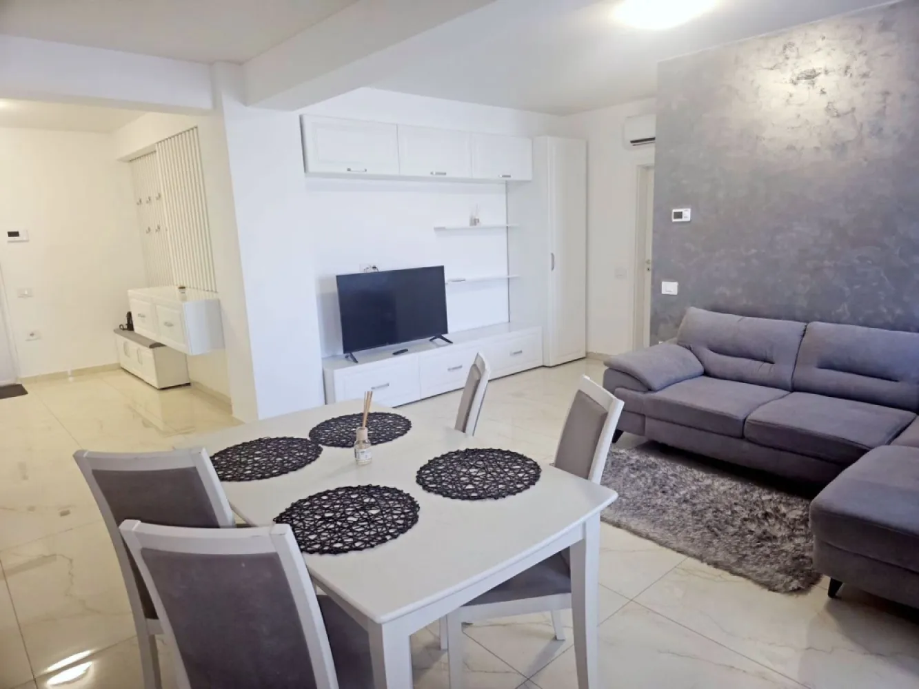 Inchiriere 2 camere Complex Roka, Micro 17 – parcare – 560 euro/luna - Va propunem spre inchiriere un apartament modern cu 2 camere, situat in Complex Roka, cartier Micro 17, la etajul 1 din 5, intr-un imobil dat in folosinta in anul 2022, prevazut cu lift modern si silentios.
Apartamentul are o suprafata generoasa de 65 mp si dispune de balcon, fiind ideal pentru persoanele care isi doresc confort, spatiu si finisaje de calitate. Beneficiaza de loc de parcare in curtea interioara a cladirii.
Zona este foarte buna, langa Penny si piata, cu mijloc de transport in comun chiar langa bloc, oferind acces rapid catre toate punctele de interes.
Locuinta este mobilata si utilata complet, pregatita pentru mutare imediata.

Dotari si beneficii:
Centrala termica proprie
Incalzire in pardoseala
Aer conditionat
Cabina de dus
Grup sanitar cu geam pentru aerisire naturala
Masina de spalat
Frigider
Plita
Hota
Cuptor

Pret chirie: 550 euro/luna
Garantie returnabila: 550 euro
Apartamentul dispune de loc de parcare care se inchiriaza separat la pretul de 50 euro lunar.

Se inchiriaza si cetatenilor ucraineni, la pretul de 650 euro/luna.
Perioada minima contractuala: 3 luni.

La semnarea contractului se solicita: chiria pentru luna in curs, garantia si comisionul agentiei.
Pentru relatii si programari la vizionare:
Liliana Ene – Consilier imobiliar Mag Invest
Telefon: 0746.252.252