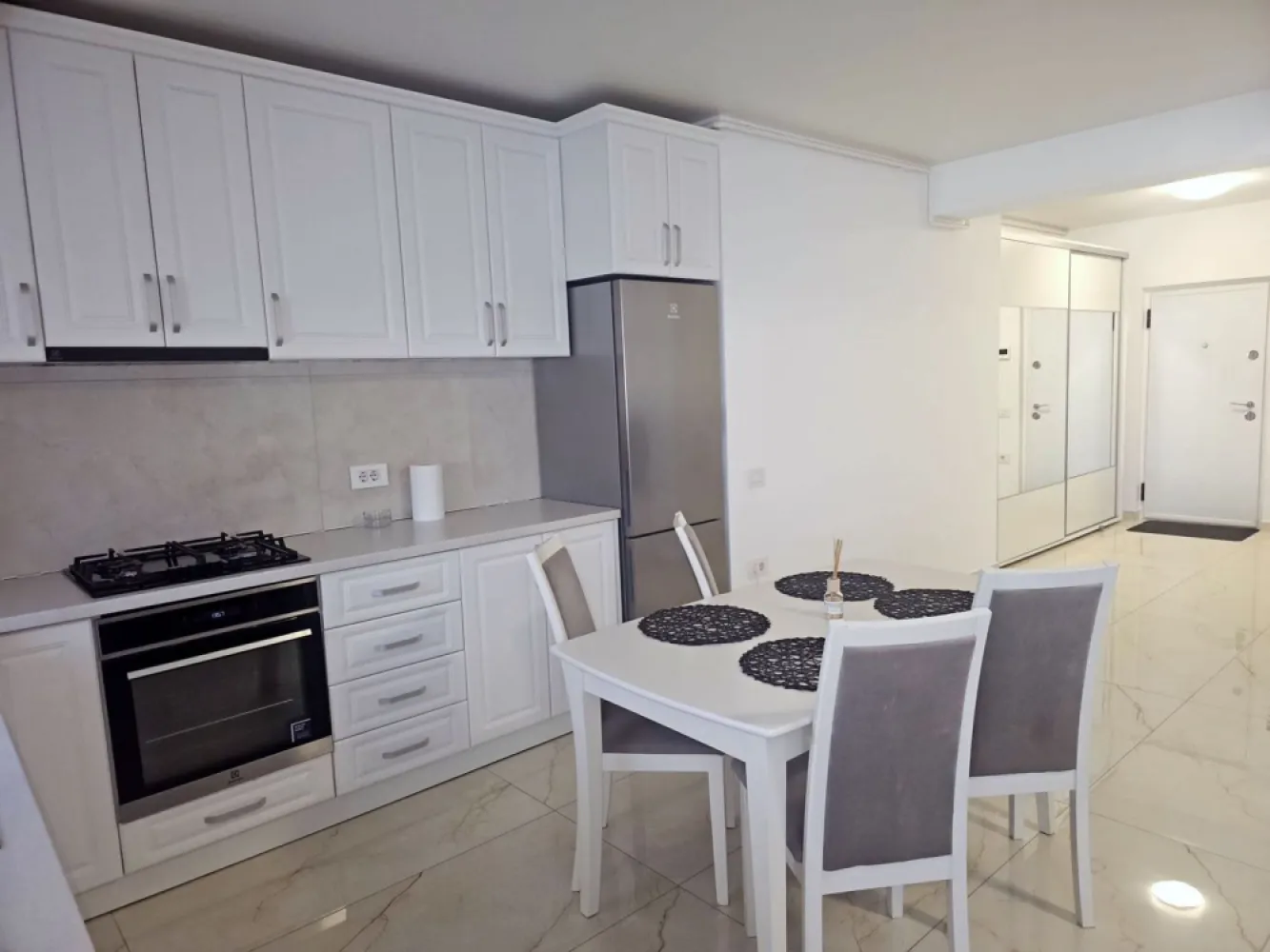 Inchiriere 2 camere Complex Roka, Micro 17 – parcare – 560 euro/luna - Va propunem spre inchiriere un apartament modern cu 2 camere, situat in Complex Roka, cartier Micro 17, la etajul 1 din 5, intr-un imobil dat in folosinta in anul 2022, prevazut cu lift modern si silentios.
Apartamentul are o suprafata generoasa de 65 mp si dispune de balcon, fiind ideal pentru persoanele care isi doresc confort, spatiu si finisaje de calitate. Beneficiaza de loc de parcare in curtea interioara a cladirii.
Zona este foarte buna, langa Penny si piata, cu mijloc de transport in comun chiar langa bloc, oferind acces rapid catre toate punctele de interes.
Locuinta este mobilata si utilata complet, pregatita pentru mutare imediata.

Dotari si beneficii:
Centrala termica proprie
Incalzire in pardoseala
Aer conditionat
Cabina de dus
Grup sanitar cu geam pentru aerisire naturala
Masina de spalat
Frigider
Plita
Hota
Cuptor

Pret chirie: 550 euro/luna
Garantie returnabila: 550 euro
Apartamentul dispune de loc de parcare care se inchiriaza separat la pretul de 50 euro lunar.

Se inchiriaza si cetatenilor ucraineni, la pretul de 650 euro/luna.
Perioada minima contractuala: 3 luni.

La semnarea contractului se solicita: chiria pentru luna in curs, garantia si comisionul agentiei.
Pentru relatii si programari la vizionare:
Liliana Ene – Consilier imobiliar Mag Invest
Telefon: 0746.252.252