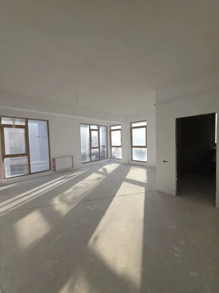 APARTAMENT 2 CAM- INTABULAT- SUPER ZONA - Intabulat disponibil imediat, imobil locuit!Apartament 2 camere luminos si spatios – 60,8 mp utili, balcon GenerosSituat intr-o zona de interes ridicat, Octavian Goga nr 5, langa bvd Vasile Milea, mall shopping city, Kaufland, lidl, zone de interes si 2km pana in centrul orasului Sibiu !✅ Preț excelent: 85.000 € (doar 1398 €/m2)✅️ COMISION 0%✅ 60.8 mp utili&nbsp;✅ Intabulat – actele pregătite pentru vânzare✅ 1 loc de parcare exterior INCLUS in pret✅ Mutare imediată✅ Cartier locuit, acces rapid la bulevard, mall shopping city, Kaufland, lidl,școli și grădinițe.