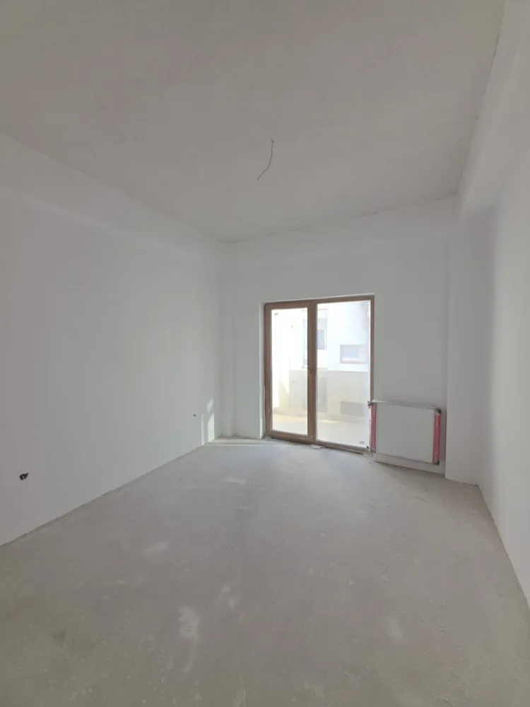APARTAMENT 2 CAM- INTABULAT- SUPER ZONA - Intabulat disponibil imediat, imobil locuit!Apartament 2 camere luminos si spatios – 60,8 mp utili, balcon GenerosSituat intr-o zona de interes ridicat, Octavian Goga nr 5, langa bvd Vasile Milea, mall shopping city, Kaufland, lidl, zone de interes si 2km pana in centrul orasului Sibiu !✅ Preț excelent: 85.000 € (doar 1398 €/m2)✅️ COMISION 0%✅ 60.8 mp utili&nbsp;✅ Intabulat – actele pregătite pentru vânzare✅ 1 loc de parcare exterior INCLUS in pret✅ Mutare imediată✅ Cartier locuit, acces rapid la bulevard, mall shopping city, Kaufland, lidl,școli și grădinițe.
