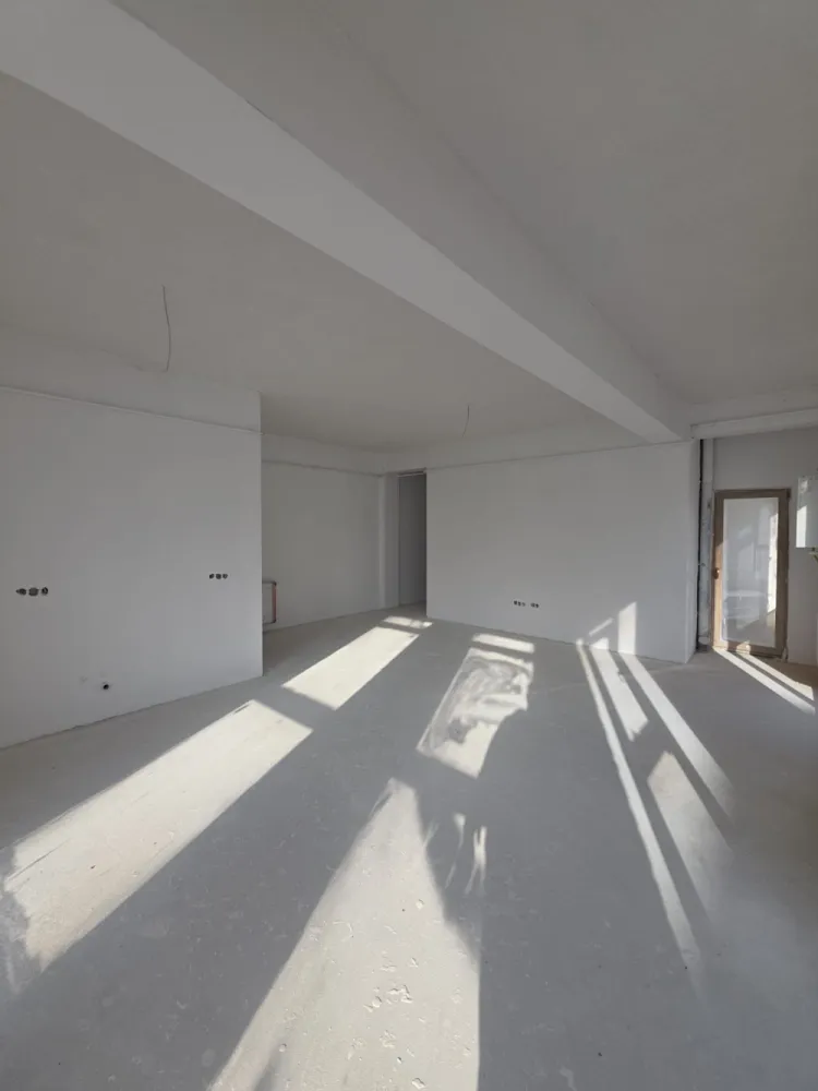 APARTAMENT 2 CAM- INTABULAT- SUPER ZONA - Intabulat disponibil imediat, imobil locuit!Apartament 2 camere luminos si spatios – 60,8 mp utili, balcon GenerosSituat intr-o zona de interes ridicat, Octavian Goga nr 5, langa bvd Vasile Milea, mall shopping city, Kaufland, lidl, zone de interes si 2km pana in centrul orasului Sibiu !✅ Preț excelent: 85.000 € (doar 1398 €/m2)✅️ COMISION 0%✅ 60.8 mp utili&nbsp;✅ Intabulat – actele pregătite pentru vânzare✅ 1 loc de parcare exterior INCLUS in pret✅ Mutare imediată✅ Cartier locuit, acces rapid la bulevard, mall shopping city, Kaufland, lidl,școli și grădinițe.