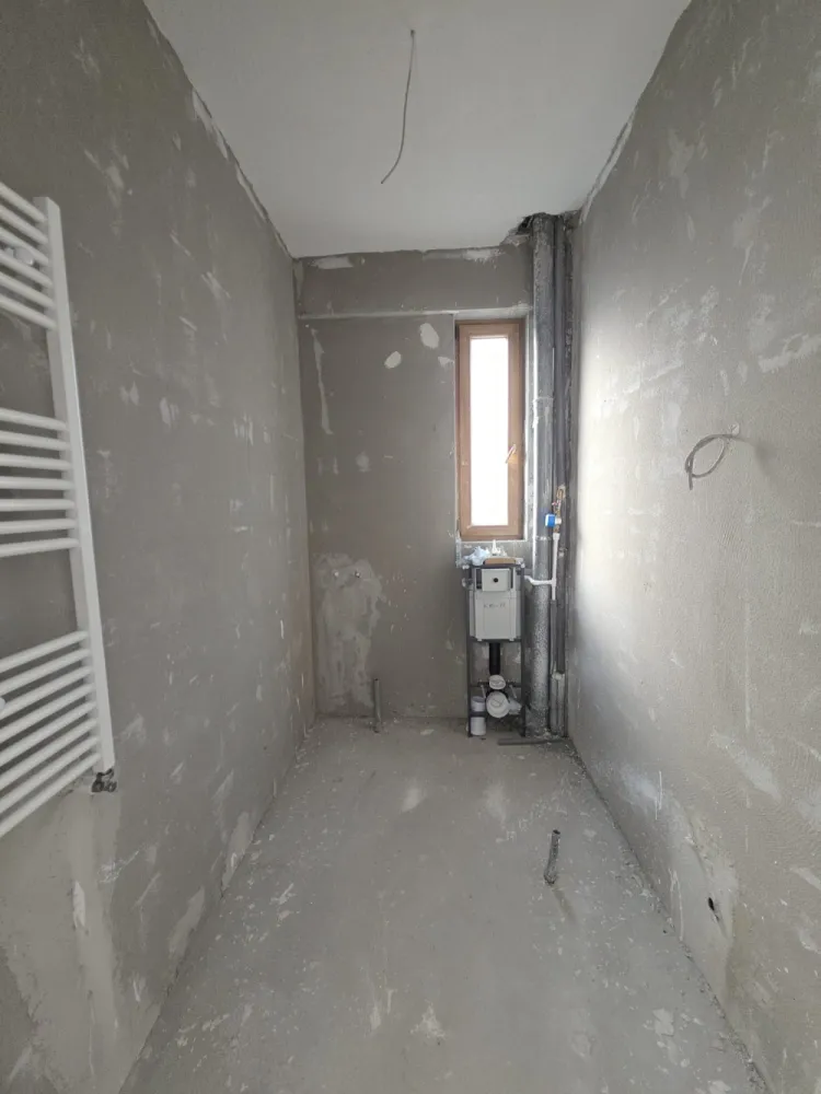 APARTAMENT 2 CAM- INTABULAT- SUPER ZONA - Intabulat disponibil imediat, imobil locuit!Apartament 2 camere luminos si spatios – 60,8 mp utili, balcon GenerosSituat intr-o zona de interes ridicat, Octavian Goga nr 5, langa bvd Vasile Milea, mall shopping city, Kaufland, lidl, zone de interes si 2km pana in centrul orasului Sibiu !✅ Preț excelent: 85.000 € (doar 1398 €/m2)✅️ COMISION 0%✅ 60.8 mp utili&nbsp;✅ Intabulat – actele pregătite pentru vânzare✅ 1 loc de parcare exterior INCLUS in pret✅ Mutare imediată✅ Cartier locuit, acces rapid la bulevard, mall shopping city, Kaufland, lidl,școli și grădinițe.