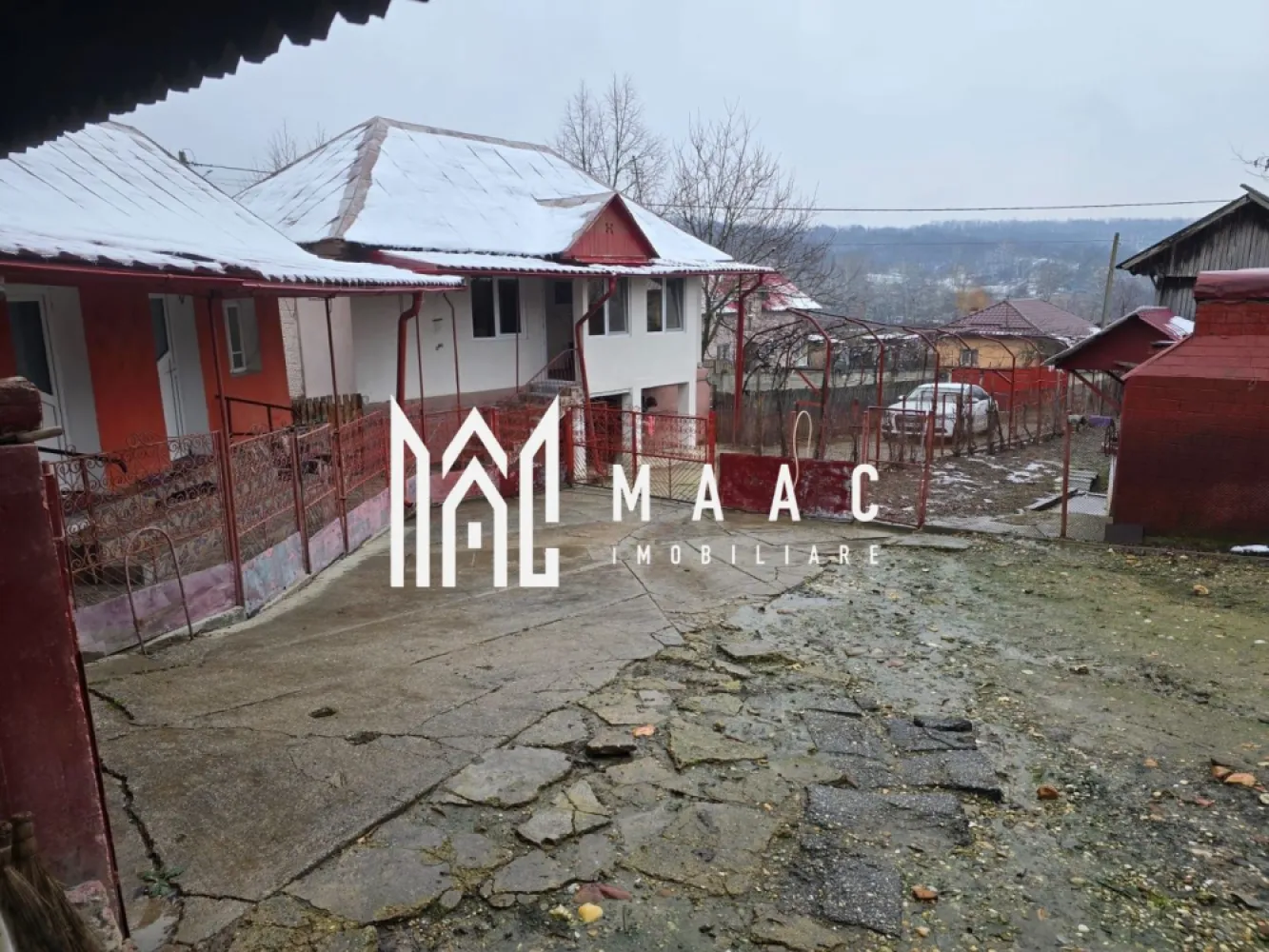 Proprietate cu două case| Comuna Fartatesti - MAAC Imobiliare propune spre vânzare o proprietate situată într-o zonă liniștită, din comuna Fartatesti, judetul Valcea, ideală pentru cei care își doresc confort, spațiu și intimitate. 
📅 An construcție: 1984
📍 Acces facil, zonă liniștită
Proprietatea este compusă din două case amplasate în aceeași curte, fiind potrivită pentru:
✔️ două familii
✔️ casă de vacanță
✔️ investiție
🏠 Casa 1
3 camere
1 hol
Beci pe toată suprafața casei – spațiu generos pentru depozitare
🏡 Casa 2
2 camere
Bucătărie
Baie
✨ Proprietatea oferă liniște, aer curat și potențial pentru amenajare după propriul gust.
📞 Pentru mai multe detalii și programarea unei vizionări, vă stăm la dispoziție!