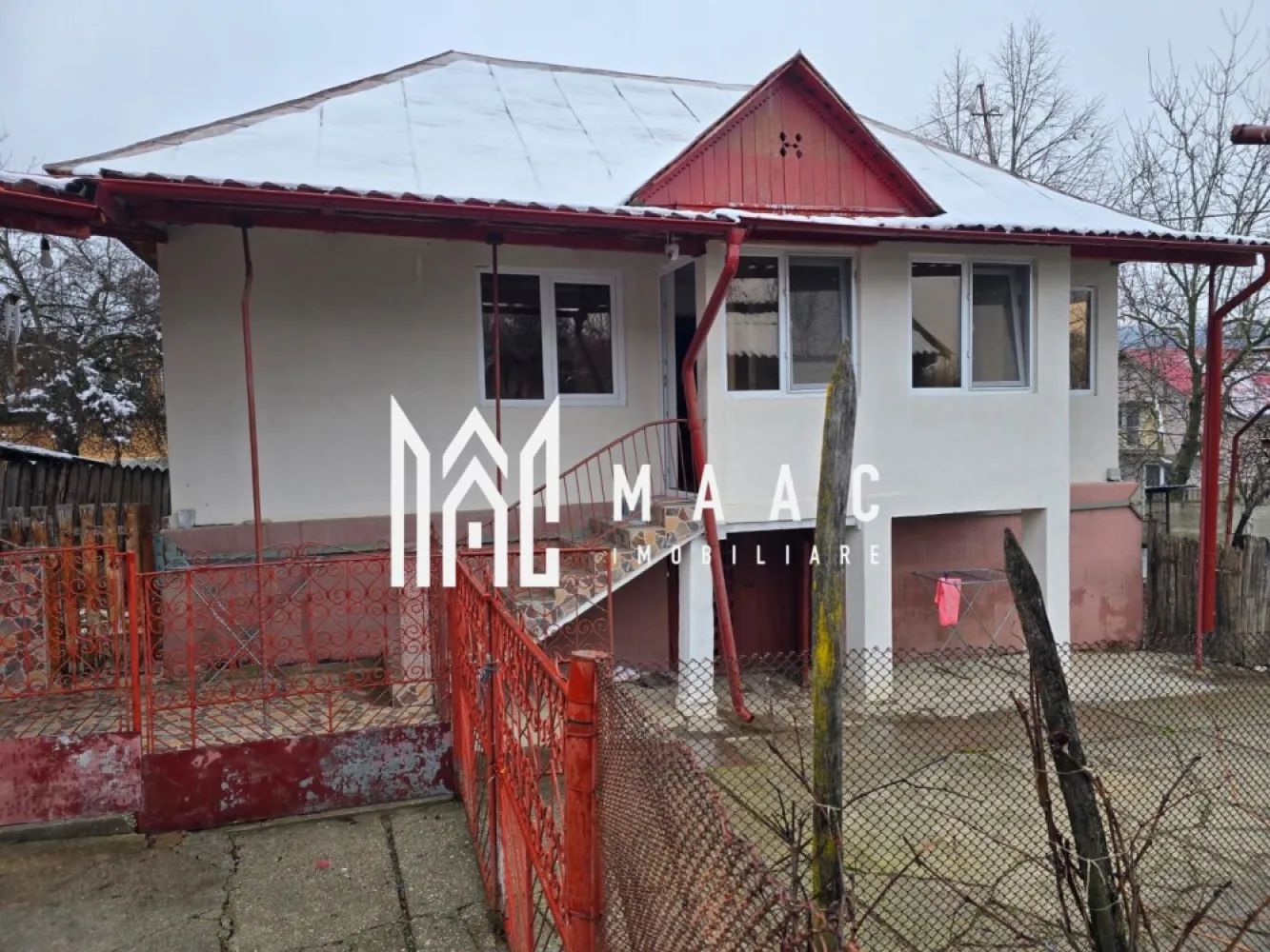 Proprietate cu două case| Comuna Fartatesti - MAAC Imobiliare propune spre vânzare o proprietate situată într-o zonă liniștită, din comuna Fartatesti, judetul Valcea, ideală pentru cei care își doresc confort, spațiu și intimitate. 
📅 An construcție: 1984
📍 Acces facil, zonă liniștită
Proprietatea este compusă din două case amplasate în aceeași curte, fiind potrivită pentru:
✔️ două familii
✔️ casă de vacanță
✔️ investiție
🏠 Casa 1
3 camere
1 hol
Beci pe toată suprafața casei – spațiu generos pentru depozitare
🏡 Casa 2
2 camere
Bucătărie
Baie
✨ Proprietatea oferă liniște, aer curat și potențial pentru amenajare după propriul gust.
📞 Pentru mai multe detalii și programarea unei vizionări, vă stăm la dispoziție!