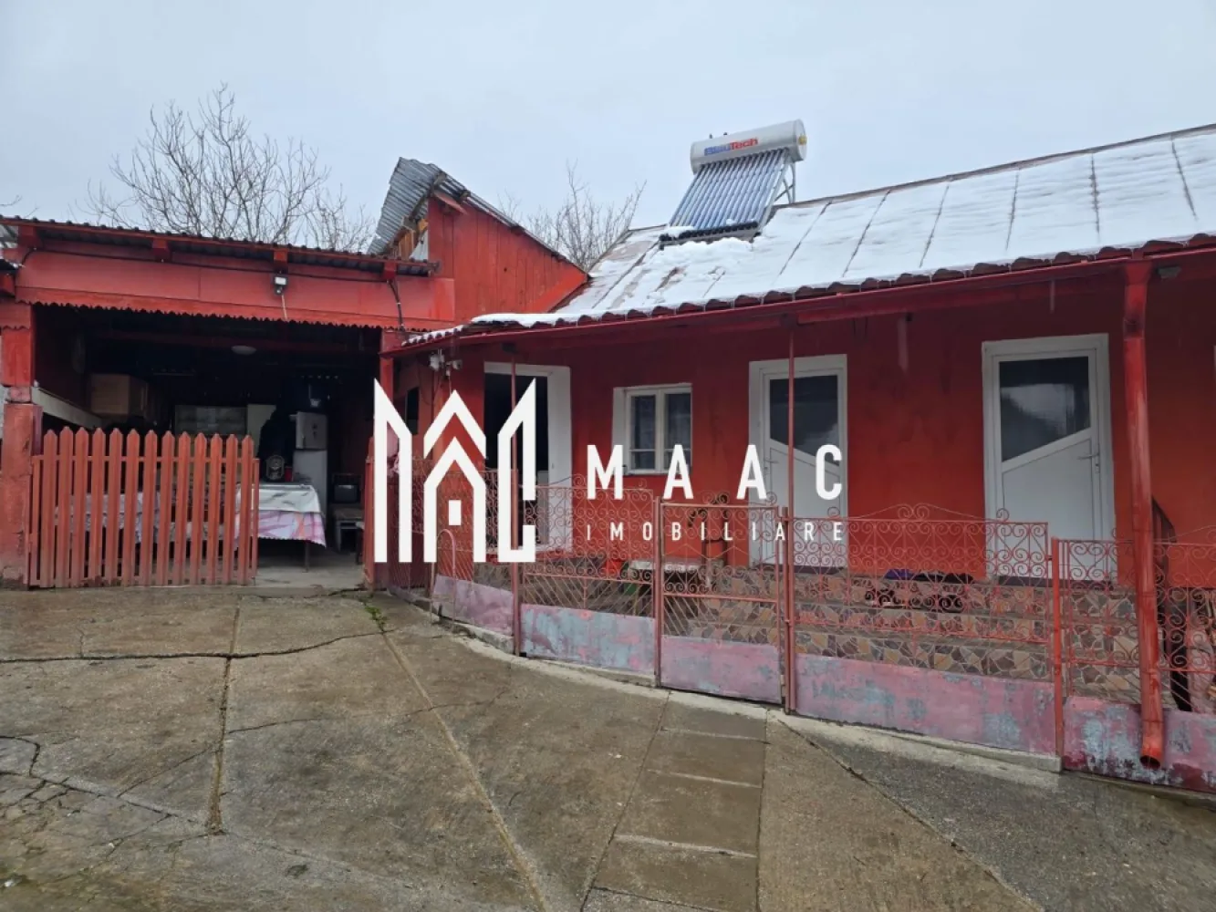 Proprietate cu două case| Comuna Fartatesti - MAAC Imobiliare propune spre vânzare o proprietate situată într-o zonă liniștită, din comuna Fartatesti, judetul Valcea, ideală pentru cei care își doresc confort, spațiu și intimitate. 
📅 An construcție: 1984
📍 Acces facil, zonă liniștită
Proprietatea este compusă din două case amplasate în aceeași curte, fiind potrivită pentru:
✔️ două familii
✔️ casă de vacanță
✔️ investiție
🏠 Casa 1
3 camere
1 hol
Beci pe toată suprafața casei – spațiu generos pentru depozitare
🏡 Casa 2
2 camere
Bucătărie
Baie
✨ Proprietatea oferă liniște, aer curat și potențial pentru amenajare după propriul gust.
📞 Pentru mai multe detalii și programarea unei vizionări, vă stăm la dispoziție!