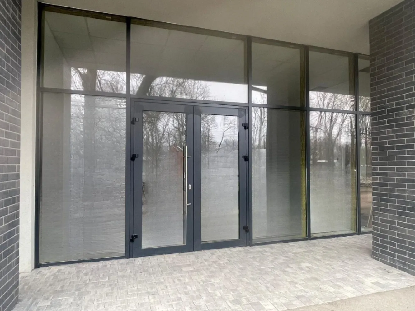 Spațiu comercial de închiriat – ultracentral , lângă Parcul Bratianu - Spațiu comercial de închiriat – ultracentral Oradea, lângă Parcul I.C. Brătianu | 37 mp utili | 700 € negociabil

Disponibil spre închiriere un spațiu comercial într-o zonă premium, cu vizibilitate excelentă, chiar lângă Parcul I.C. Brătianu. Poziționarea ultracentrală îl face ideal pentru o gamă largă de activități comerciale sau de servicii.

✅ Avantaje cheie:

Intrare directă din stradă

Fațadă vitrată integral (peretele spre stradă este din sticlă) – lumină naturală și expunere maximă

37 mp utili – eficient compartimentați pentru multiple tipuri de business

Bloc nou, premium – imagine profesională și acces facil

Zonă cu trafic pietonal și acces rapid către puncte de interes

Potrivit pentru: showroom, salon/beauty, birou, cabinet, retail, servicii, punct de lucru etc.

💶 Chirie: 600 €/lună negociabil
Pentru detalii și programarea unei vizionări,

Sorin Gligor

Tel: 0731290032