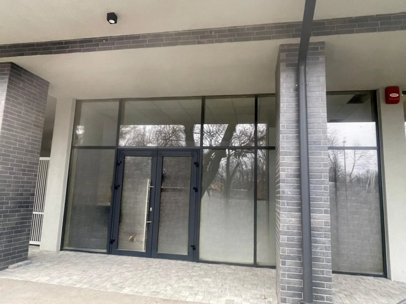 Spațiu comercial de închiriat – ultracentral , lângă Parcul Bratianu - Spațiu comercial de închiriat – ultracentral Oradea, lângă Parcul I.C. Brătianu | 37 mp utili | 700 € negociabil

Disponibil spre închiriere un spațiu comercial într-o zonă premium, cu vizibilitate excelentă, chiar lângă Parcul I.C. Brătianu. Poziționarea ultracentrală îl face ideal pentru o gamă largă de activități comerciale sau de servicii.

✅ Avantaje cheie:

Intrare directă din stradă

Fațadă vitrată integral (peretele spre stradă este din sticlă) – lumină naturală și expunere maximă

37 mp utili – eficient compartimentați pentru multiple tipuri de business

Bloc nou, premium – imagine profesională și acces facil

Zonă cu trafic pietonal și acces rapid către puncte de interes

Potrivit pentru: showroom, salon/beauty, birou, cabinet, retail, servicii, punct de lucru etc.

💶 Chirie: 600 €/lună negociabil
Pentru detalii și programarea unei vizionări,

Sorin Gligor

Tel: 0731290032