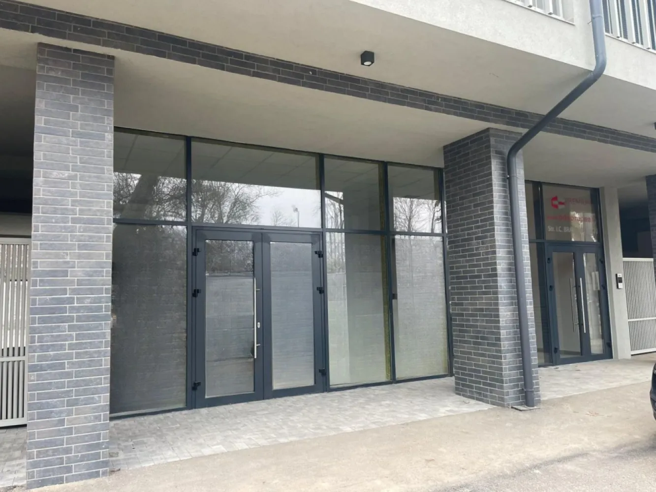 Spațiu comercial de închiriat – ultracentral , lângă Parcul Bratianu - Spațiu comercial de închiriat – ultracentral Oradea, lângă Parcul I.C. Brătianu | 37 mp utili | 700 € negociabil

Disponibil spre închiriere un spațiu comercial într-o zonă premium, cu vizibilitate excelentă, chiar lângă Parcul I.C. Brătianu. Poziționarea ultracentrală îl face ideal pentru o gamă largă de activități comerciale sau de servicii.

✅ Avantaje cheie:

Intrare directă din stradă

Fațadă vitrată integral (peretele spre stradă este din sticlă) – lumină naturală și expunere maximă

37 mp utili – eficient compartimentați pentru multiple tipuri de business

Bloc nou, premium – imagine profesională și acces facil

Zonă cu trafic pietonal și acces rapid către puncte de interes

Potrivit pentru: showroom, salon/beauty, birou, cabinet, retail, servicii, punct de lucru etc.

💶 Chirie: 600 €/lună negociabil
Pentru detalii și programarea unei vizionări,

Sorin Gligor

Tel: 0731290032