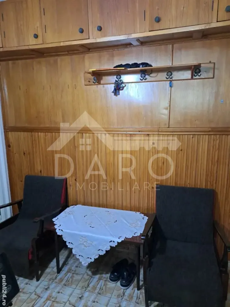 🏡 Apartament 3 camere de vânzare – Dâmbu Pietros - 🏡 Apartament 3 camere de vânzare – Dâmbu Pietros | 47 mp | 79.000 €
Se oferă spre vânzare apartament cu 3 camere, situat în Târgu Mureș, cartierul Dâmbu Pietros, într-o zonă apreciată pentru liniște și acces facil către toate punctele de interes.
📐 Suprafață utilă: 47,33 mp
📍 Etaj 4
🏢 An construcție: 1970
✔ compartimentare semidecomandată
✔ se vinde mobilat
💰 Preț: 79.000 € – negociabil
Compartimentare:
✔ living
✔ 2 dormitoare
✔ bucătărie
✔ baie
✔ hol
Avantaje locație:
📍 zonă liniștită, ideală pentru familii
📍 multe spații verzi și parcuri în apropiere
📍 locuri de joacă pentru copii
📍 școală generală și liceu în zonă
📍 magazine, bănci și farmacii la câteva minute
📍 acces facil la mijloace de transport în comun
Zona Dâmbu Pietros este una dintre cele mai căutate zone rezidențiale, datorită echilibrului dintre liniște, infrastructură bună și proximitatea facilităților esențiale.
🤝 Proprietate promovată prin DARO Imobiliare
🏠 Ai nevoie de finanțare pentru achiziție?
Prin Kiwi Finance beneficiezi de:
✔ analiză GRATUITĂ a eligibilității
✔ acces la oferte de la peste 12 bănci
✔ negocierea dobânzii în favoarea ta
✔ suport complet până la obținerea creditului
📞 Detalii și vizionări:
Coman Maria – DARO Imobiliare & Kiwi Finance
📱 0749 535 729
🔑 DARO Imobiliare – găsim locuința potrivită.
💳 Kiwi Finance – te ajutăm să devii proprietar.