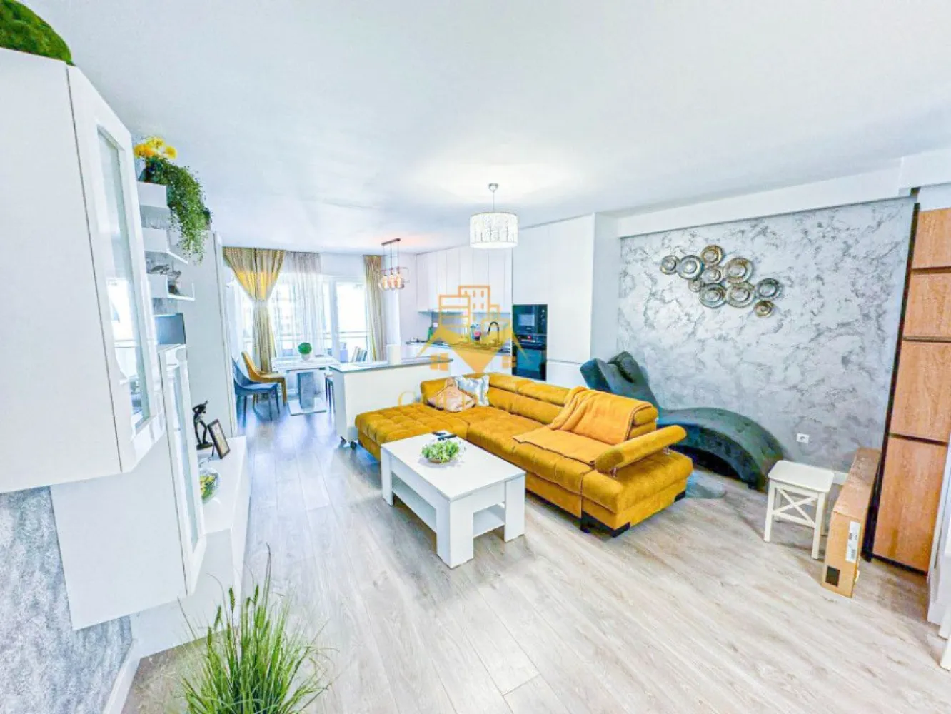 3 camere, modern, semicentral, Scala Center, zona Bosch, NTT Data - GOLDNESS Imobiliare vă propune spre închiriere un apartament cu 3 camere complet mobilat și utilat, la etajul 6 într-un imobil de 7 etaje, în zona Semicentrala. Apartamentul este compartimentat astfel: - dormitor cu pat matrimonial, noptiere - dormitor cu canapea extensibila, dressing - living cu bucatarie open-space complet utilată, canapea extensibla, loc de servit masa, dressing - baie cu cabina de dus, calorifer port prosop inox și dulap pentru depozitare. - terasa de 9 mp Imobilul este dotat cu toate cele necesare- centrală proprie, mașină de spălat haine, masina de spalat vase, frigider, plită electrică, hotă, TV, etc. Se află în apropierea stațiilor de transport în comun, magazine, restaurante, spații verzi, farmacii, etc. Apartamentul dispune de loc de parcare subterana ! Dacă sunteți interesați de acest apartament și doriți să îl vizionați, dar și pentru alte oferte sau detalii nu ezitați să ne contactați telefonic sau prin e-mail - goldnessimobiliare@gmail.com. Vă stăm la dispoziție! Pentru intermediere se percepe un comision de 50% din prețul chiriei!