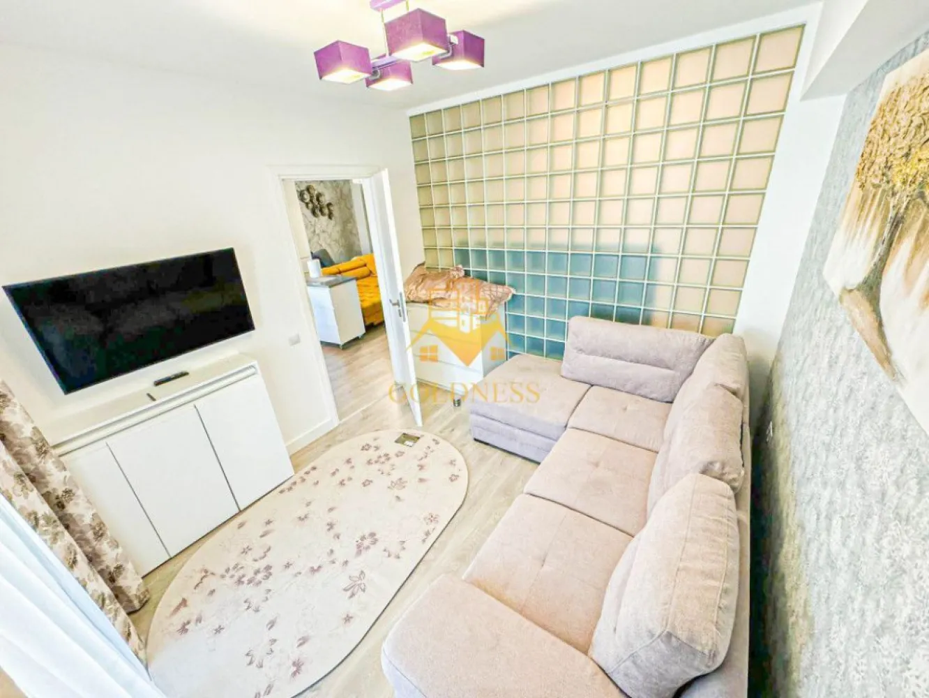 3 camere, modern, semicentral, Scala Center, zona Bosch, NTT Data - GOLDNESS Imobiliare vă propune spre închiriere un apartament cu 3 camere complet mobilat și utilat, la etajul 6 într-un imobil de 7 etaje, în zona Semicentrala. Apartamentul este compartimentat astfel: - dormitor cu pat matrimonial, noptiere - dormitor cu canapea extensibila, dressing - living cu bucatarie open-space complet utilată, canapea extensibla, loc de servit masa, dressing - baie cu cabina de dus, calorifer port prosop inox și dulap pentru depozitare. - terasa de 9 mp Imobilul este dotat cu toate cele necesare- centrală proprie, mașină de spălat haine, masina de spalat vase, frigider, plită electrică, hotă, TV, etc. Se află în apropierea stațiilor de transport în comun, magazine, restaurante, spații verzi, farmacii, etc. Apartamentul dispune de loc de parcare subterana ! Dacă sunteți interesați de acest apartament și doriți să îl vizionați, dar și pentru alte oferte sau detalii nu ezitați să ne contactați telefonic sau prin e-mail - goldnessimobiliare@gmail.com. Vă stăm la dispoziție! Pentru intermediere se percepe un comision de 50% din prețul chiriei!