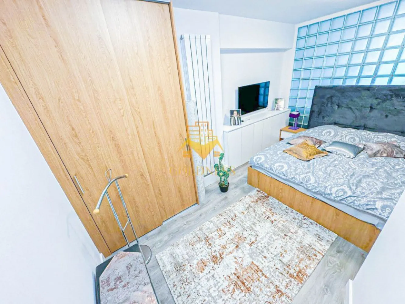 3 camere, modern, semicentral, Scala Center, zona Bosch, NTT Data - GOLDNESS Imobiliare vă propune spre închiriere un apartament cu 3 camere complet mobilat și utilat, la etajul 6 într-un imobil de 7 etaje, în zona Semicentrala. Apartamentul este compartimentat astfel: - dormitor cu pat matrimonial, noptiere - dormitor cu canapea extensibila, dressing - living cu bucatarie open-space complet utilată, canapea extensibla, loc de servit masa, dressing - baie cu cabina de dus, calorifer port prosop inox și dulap pentru depozitare. - terasa de 9 mp Imobilul este dotat cu toate cele necesare- centrală proprie, mașină de spălat haine, masina de spalat vase, frigider, plită electrică, hotă, TV, etc. Se află în apropierea stațiilor de transport în comun, magazine, restaurante, spații verzi, farmacii, etc. Apartamentul dispune de loc de parcare subterana ! Dacă sunteți interesați de acest apartament și doriți să îl vizionați, dar și pentru alte oferte sau detalii nu ezitați să ne contactați telefonic sau prin e-mail - goldnessimobiliare@gmail.com. Vă stăm la dispoziție! Pentru intermediere se percepe un comision de 50% din prețul chiriei!