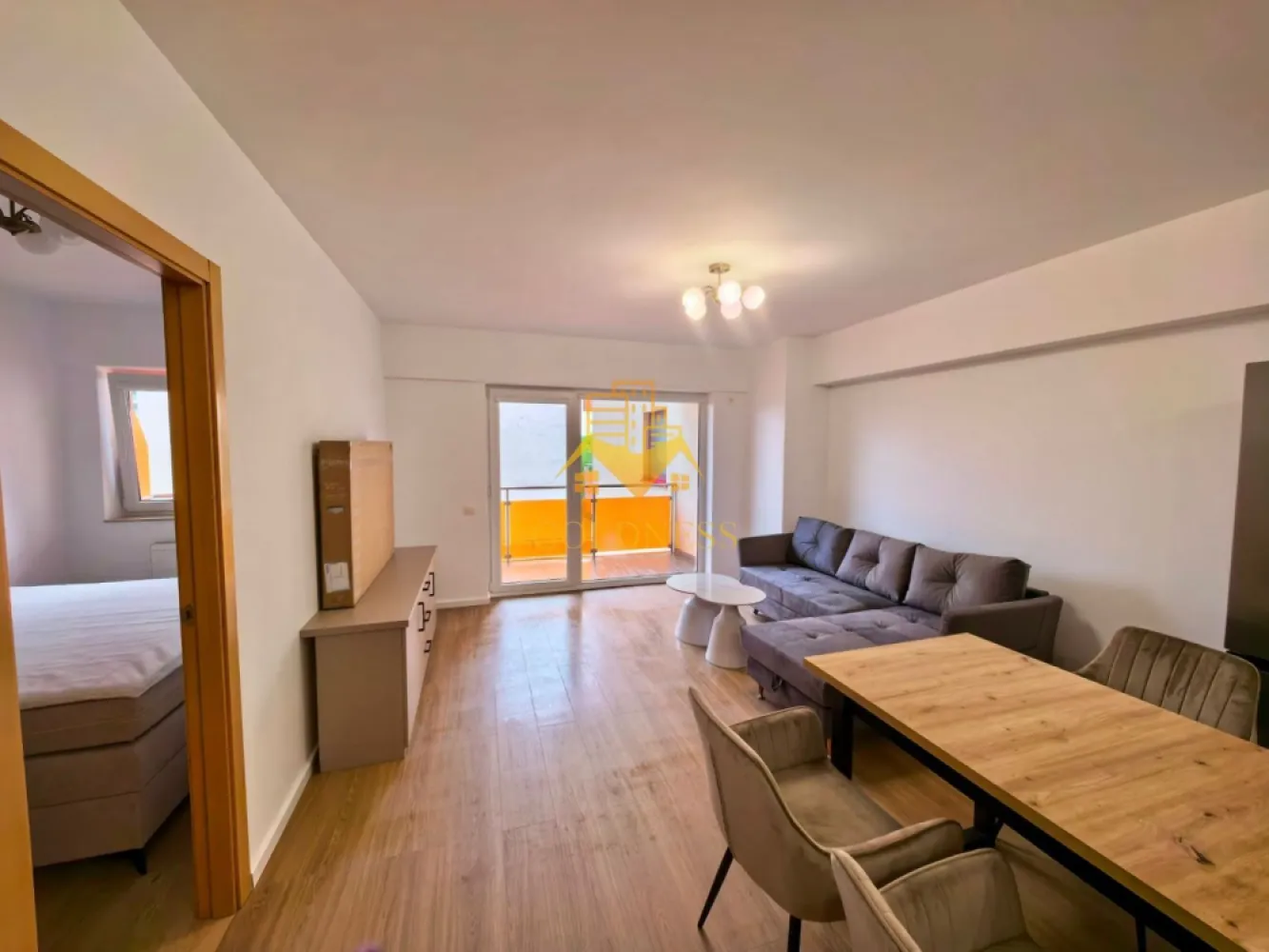 2 camere, Parcare, Pet Friendly, Viva City, Iulius Mall, Gheorgheni - GOLDNESS Imobiliare vă propune spre închiriere un apartament 2 cu camere complet mobilat și utilat, la etajul 1 într-un imobil de 11 etaje, în Cartierul Gheorgheni.
Dispune de loc de parcare subteran!
Se accepta doar animale de companie de talie mica!
Se află în apropierea stațiilor de transport în comun, magazine, restaurante, spații verzi, farmacii, etc. 

Apartamentul este compartimentat astfel:
 - dormitor cu pat matrimonial, dressing, noptiere
 - living cu bucatarie open space complet utilată și mobilată, canapea extensibilă, loc de servit masa 
 - baie cu cada, calorifer port prosop și dulap pentru depozitare.
 - terasa de 8 mp

Imobilul este dotat cu toate cele necesare- centrală proprie, frigider, aragaz, hotă, mașină de spălat haine, etc. 

Dacă sunteți interesați de acest apartament și doriți să îl vizionați, dar și pentru alte oferte nu ezitați să ne contactați telefonic sau prin e-mail. Vă stăm la dispoziție!
Pentru intermediere se percepe un comision de 50% din prețul chiriei!