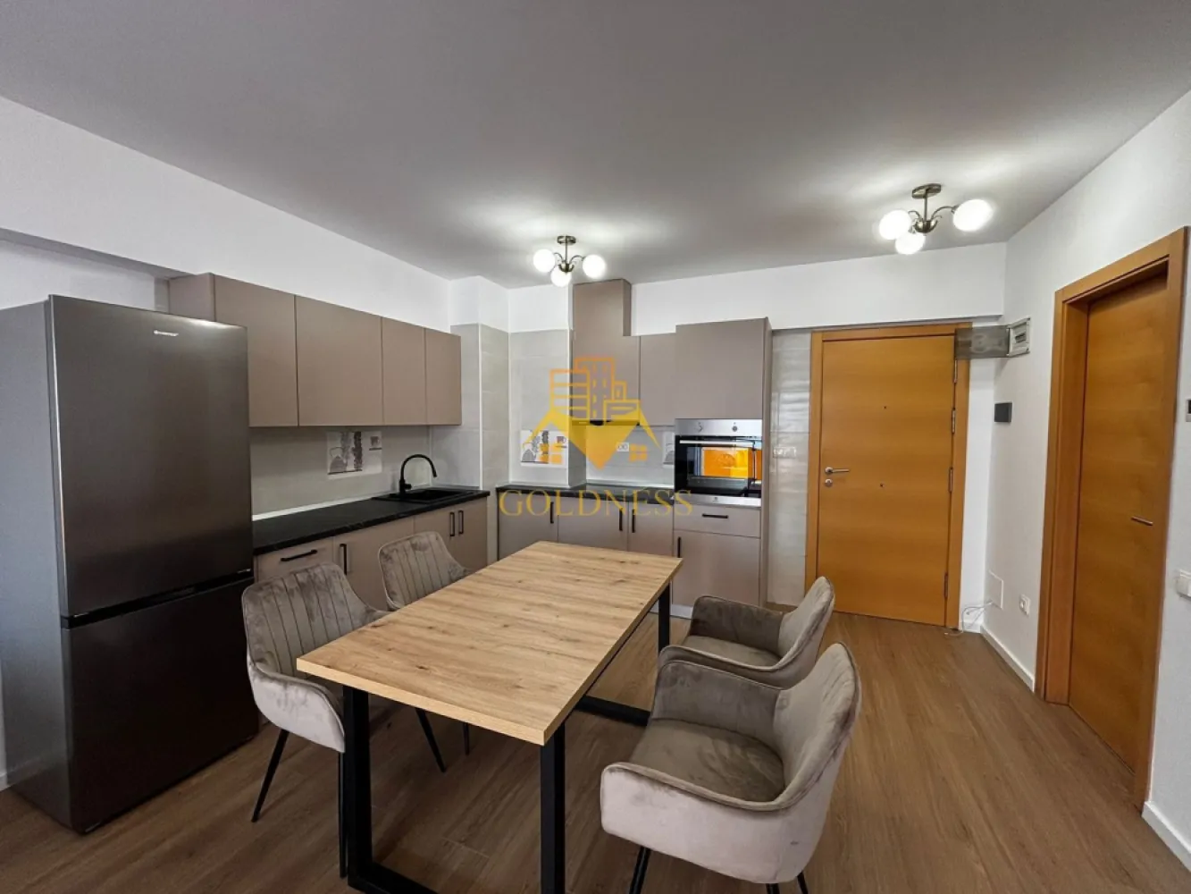 2 camere, Parcare, Pet Friendly, Viva City, Iulius Mall, Gheorgheni - GOLDNESS Imobiliare vă propune spre închiriere un apartament 2 cu camere complet mobilat și utilat, la etajul 1 într-un imobil de 11 etaje, în Cartierul Gheorgheni.
Dispune de loc de parcare subteran!
Se accepta doar animale de companie de talie mica!
Se află în apropierea stațiilor de transport în comun, magazine, restaurante, spații verzi, farmacii, etc. 

Apartamentul este compartimentat astfel:
 - dormitor cu pat matrimonial, dressing, noptiere
 - living cu bucatarie open space complet utilată și mobilată, canapea extensibilă, loc de servit masa 
 - baie cu cada, calorifer port prosop și dulap pentru depozitare.
 - terasa de 8 mp

Imobilul este dotat cu toate cele necesare- centrală proprie, frigider, aragaz, hotă, mașină de spălat haine, etc. 

Dacă sunteți interesați de acest apartament și doriți să îl vizionați, dar și pentru alte oferte nu ezitați să ne contactați telefonic sau prin e-mail. Vă stăm la dispoziție!
Pentru intermediere se percepe un comision de 50% din prețul chiriei!