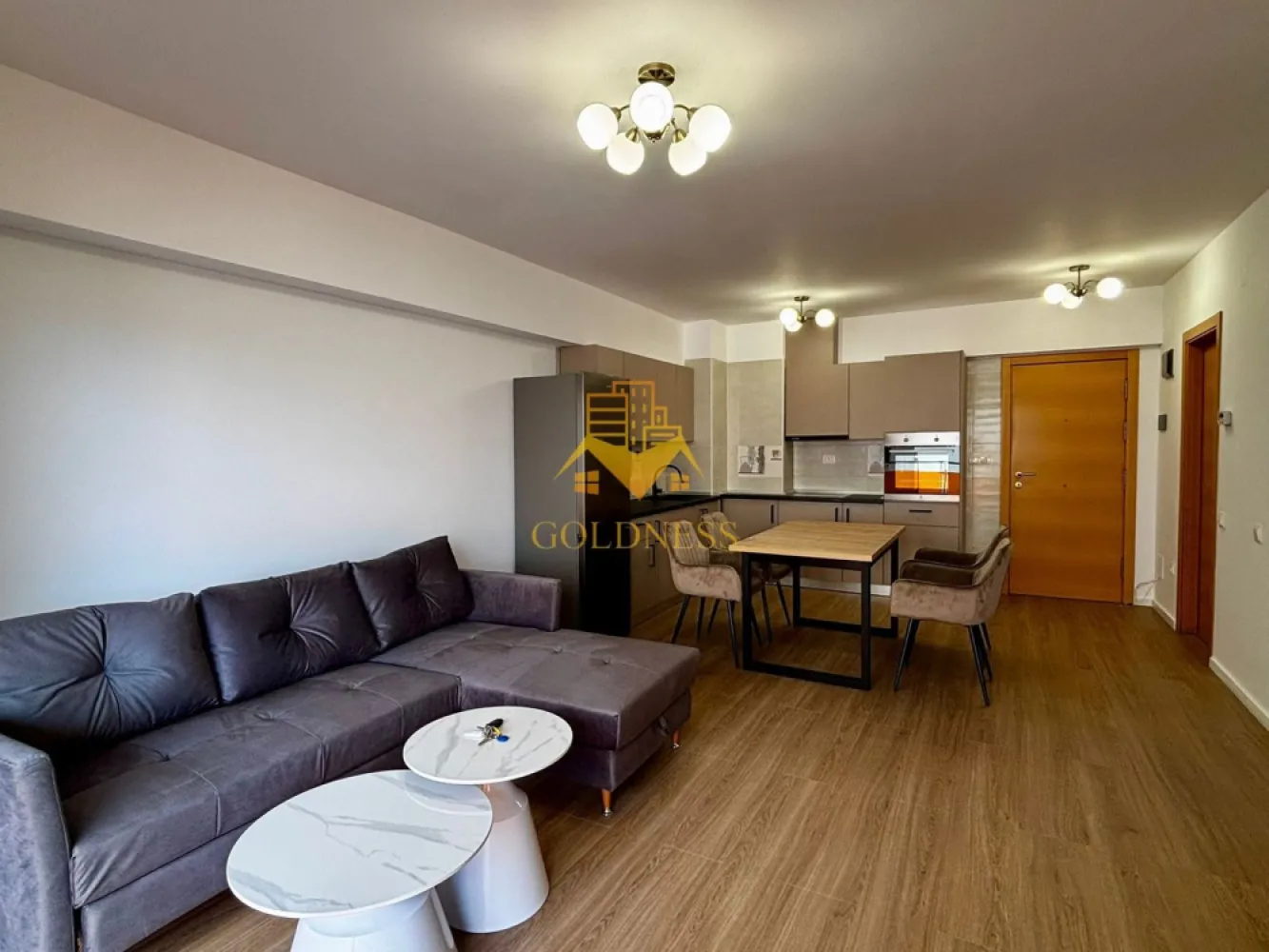 2 camere, Parcare, Pet Friendly, Viva City, Iulius Mall, Gheorgheni - GOLDNESS Imobiliare vă propune spre închiriere un apartament 2 cu camere complet mobilat și utilat, la etajul 1 într-un imobil de 11 etaje, în Cartierul Gheorgheni.
Dispune de loc de parcare subteran!
Se accepta doar animale de companie de talie mica!
Se află în apropierea stațiilor de transport în comun, magazine, restaurante, spații verzi, farmacii, etc. 

Apartamentul este compartimentat astfel:
 - dormitor cu pat matrimonial, dressing, noptiere
 - living cu bucatarie open space complet utilată și mobilată, canapea extensibilă, loc de servit masa 
 - baie cu cada, calorifer port prosop și dulap pentru depozitare.
 - terasa de 8 mp

Imobilul este dotat cu toate cele necesare- centrală proprie, frigider, aragaz, hotă, mașină de spălat haine, etc. 

Dacă sunteți interesați de acest apartament și doriți să îl vizionați, dar și pentru alte oferte nu ezitați să ne contactați telefonic sau prin e-mail. Vă stăm la dispoziție!
Pentru intermediere se percepe un comision de 50% din prețul chiriei!
