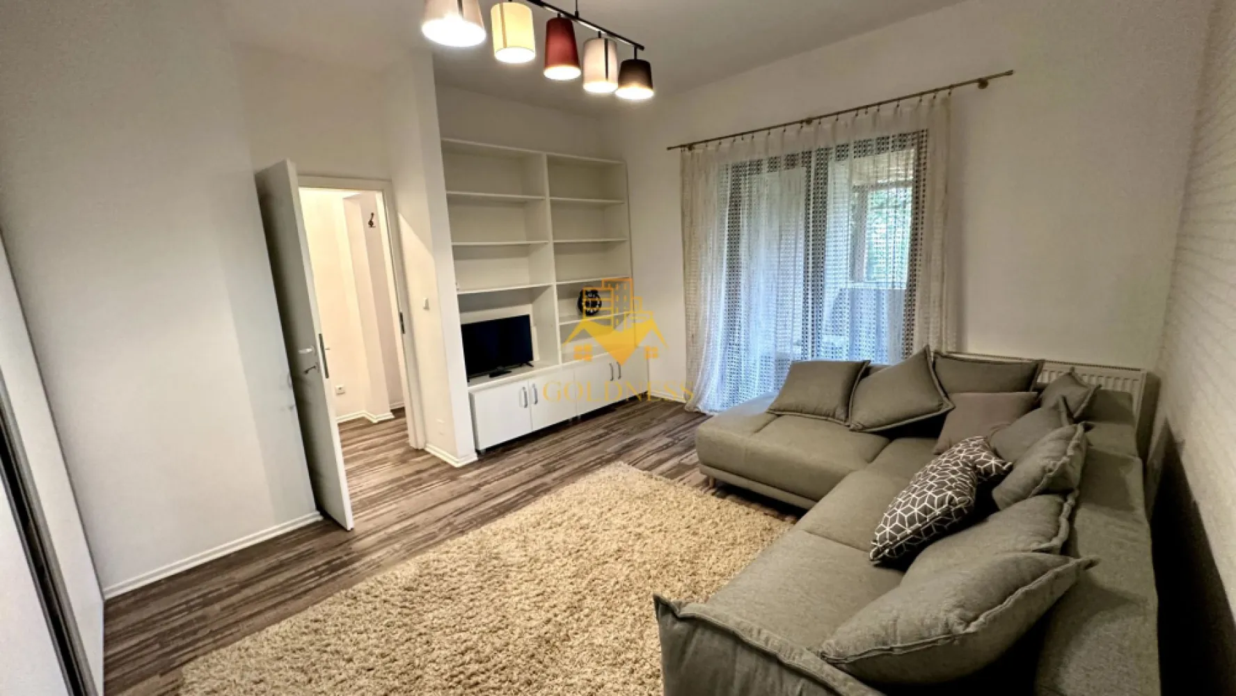 2 camere, decomandate, bloc nou, Marasti, Piata Marasti,The Office - GOLDNESS Imobiliare vă propune spre închiriere un apartament cu 2 camere complet mobilat și utilat, la Parter într-un imobil de 4 etaje, în Cartierul Marasti.
Dispune de loc de parcare!
Se află în apropierea stațiilor de transport în comun, magazine, restaurante, spații verzi, farmacii, etc. 

Apartamentul este compartimentat astfel:
 - dormitor cu pat matrimonial, dressing, noptiere
 - livingcu canapea extensibila, spatiu pentru depozitare
 - bucatarie complet mobilata, utilata, loc de luat masa
 - baie cu cabina de dus, calorifer port prosop și dulap pentru depozitare.
 - balcon de 5 mp

Imobilul este dotat cu toate cele necesare- centrală proprie, frigider, aragaz, hotă, mașină de spălat haine, etc. 

Dacă sunteți interesați de acest apartament și doriți să îl vizionați, dar și pentru alte oferte nu ezitați să ne contactați telefonic sau prin e-mail. Vă stăm la dispoziție!
Pentru intermediere se percepe un comision de 50% din prețul chiriei!