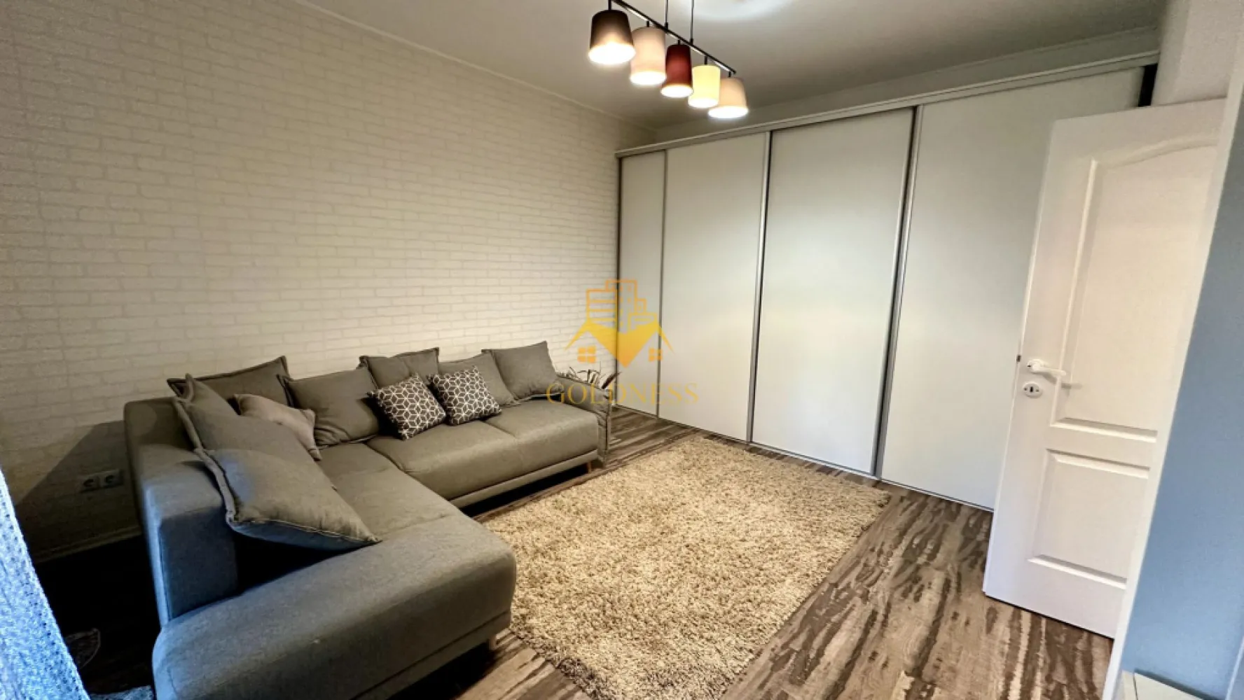 2 camere, decomandate, bloc nou, Marasti, Piata Marasti,The Office - GOLDNESS Imobiliare vă propune spre închiriere un apartament cu 2 camere complet mobilat și utilat, la Parter într-un imobil de 4 etaje, în Cartierul Marasti.
Dispune de loc de parcare!
Se află în apropierea stațiilor de transport în comun, magazine, restaurante, spații verzi, farmacii, etc. 

Apartamentul este compartimentat astfel:
 - dormitor cu pat matrimonial, dressing, noptiere
 - livingcu canapea extensibila, spatiu pentru depozitare
 - bucatarie complet mobilata, utilata, loc de luat masa
 - baie cu cabina de dus, calorifer port prosop și dulap pentru depozitare.
 - balcon de 5 mp

Imobilul este dotat cu toate cele necesare- centrală proprie, frigider, aragaz, hotă, mașină de spălat haine, etc. 

Dacă sunteți interesați de acest apartament și doriți să îl vizionați, dar și pentru alte oferte nu ezitați să ne contactați telefonic sau prin e-mail. Vă stăm la dispoziție!
Pentru intermediere se percepe un comision de 50% din prețul chiriei!