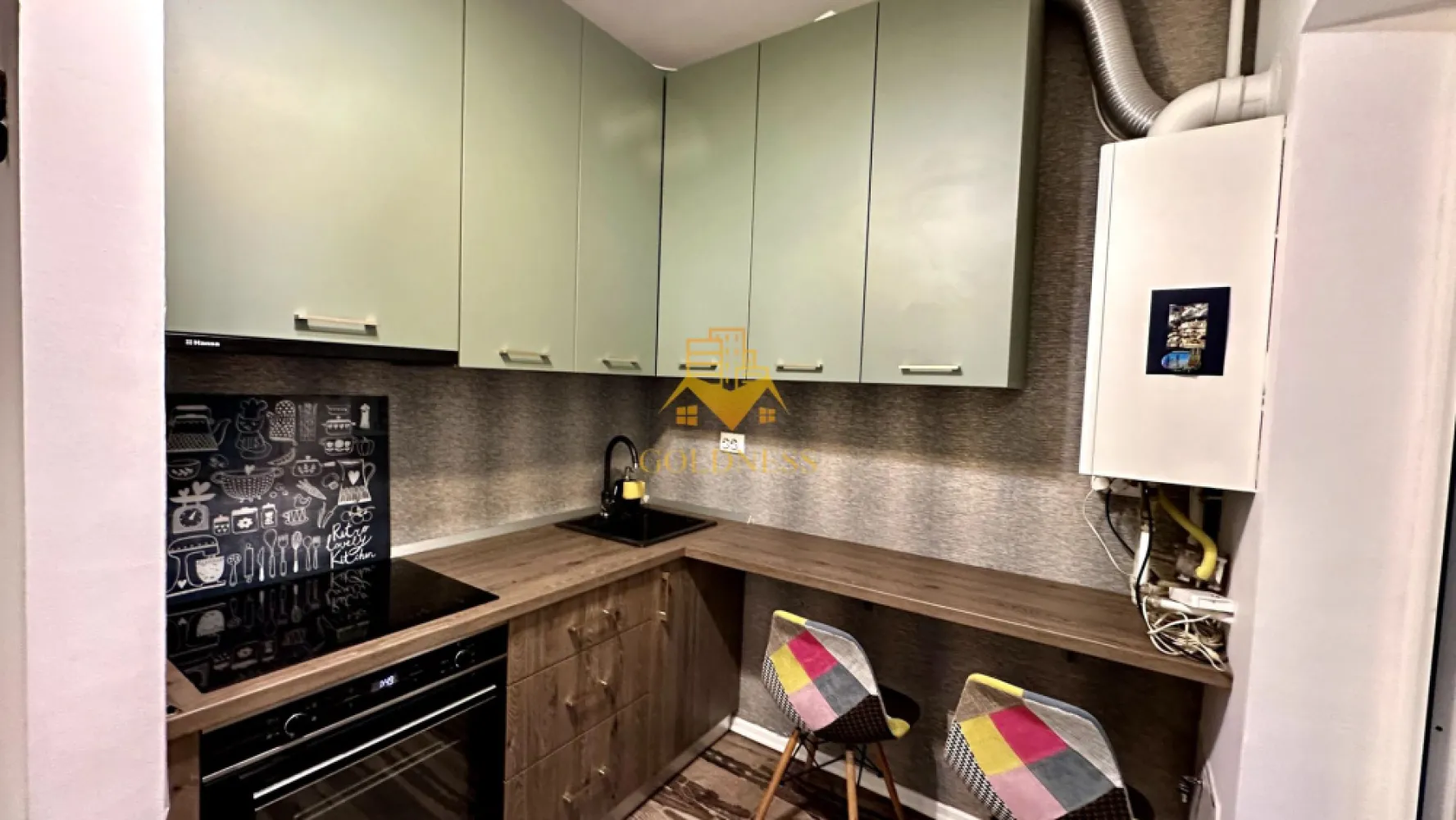 2 camere, decomandate, bloc nou, Marasti, Piata Marasti,The Office - GOLDNESS Imobiliare vă propune spre închiriere un apartament cu 2 camere complet mobilat și utilat, la Parter într-un imobil de 4 etaje, în Cartierul Marasti.
Dispune de loc de parcare!
Se află în apropierea stațiilor de transport în comun, magazine, restaurante, spații verzi, farmacii, etc. 

Apartamentul este compartimentat astfel:
 - dormitor cu pat matrimonial, dressing, noptiere
 - livingcu canapea extensibila, spatiu pentru depozitare
 - bucatarie complet mobilata, utilata, loc de luat masa
 - baie cu cabina de dus, calorifer port prosop și dulap pentru depozitare.
 - balcon de 5 mp

Imobilul este dotat cu toate cele necesare- centrală proprie, frigider, aragaz, hotă, mașină de spălat haine, etc. 

Dacă sunteți interesați de acest apartament și doriți să îl vizionați, dar și pentru alte oferte nu ezitați să ne contactați telefonic sau prin e-mail. Vă stăm la dispoziție!
Pentru intermediere se percepe un comision de 50% din prețul chiriei!