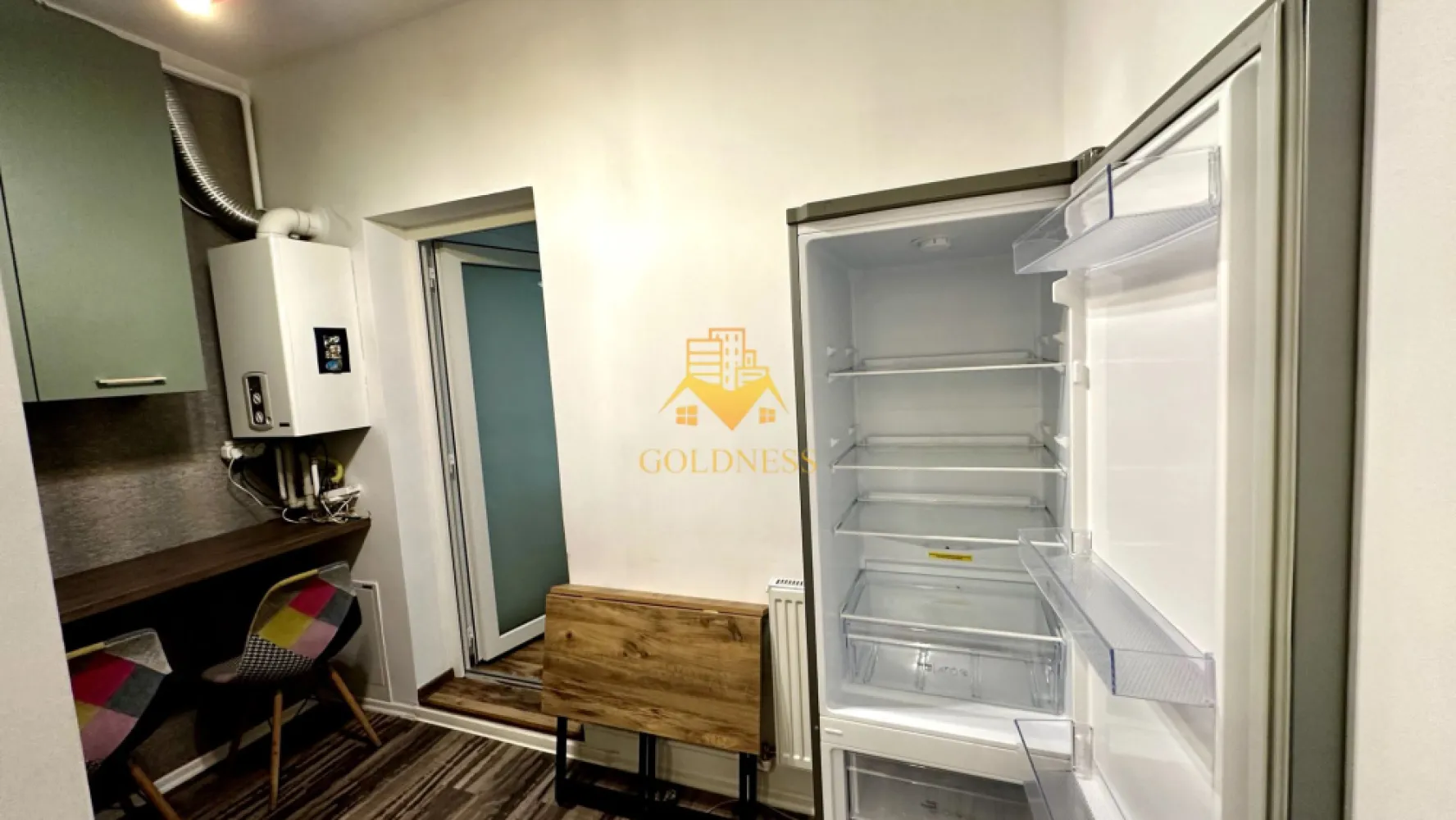 2 camere, decomandate, bloc nou, Marasti, Piata Marasti,The Office - GOLDNESS Imobiliare vă propune spre închiriere un apartament cu 2 camere complet mobilat și utilat, la Parter într-un imobil de 4 etaje, în Cartierul Marasti.
Dispune de loc de parcare!
Se află în apropierea stațiilor de transport în comun, magazine, restaurante, spații verzi, farmacii, etc. 

Apartamentul este compartimentat astfel:
 - dormitor cu pat matrimonial, dressing, noptiere
 - livingcu canapea extensibila, spatiu pentru depozitare
 - bucatarie complet mobilata, utilata, loc de luat masa
 - baie cu cabina de dus, calorifer port prosop și dulap pentru depozitare.
 - balcon de 5 mp

Imobilul este dotat cu toate cele necesare- centrală proprie, frigider, aragaz, hotă, mașină de spălat haine, etc. 

Dacă sunteți interesați de acest apartament și doriți să îl vizionați, dar și pentru alte oferte nu ezitați să ne contactați telefonic sau prin e-mail. Vă stăm la dispoziție!
Pentru intermediere se percepe un comision de 50% din prețul chiriei!