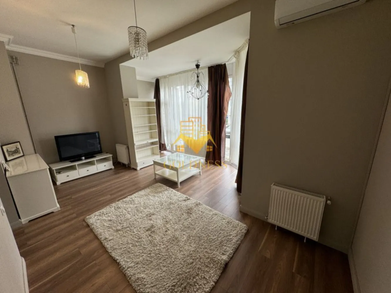 3 camere, modern, 2 parcari, Buna Ziua zona Home Garden - GOLDNESS Imobiliare vă propune spre închiriere un apartament cu 3 camere complet mobilat și utilat, la parter într-un imobil de 2 etaje, în cartierul Buna Ziua. 

Apartamentul este compartimentat astfel:
 - dormitor cu pat matrimonial, dressing, noptiere
 - dormitor cu pat matrimonial, dressing, noptiere
 - living cu bucatarie open-space complet utilată, canapea extensibilă, loc de servit masa 
 - baie cu cada, calorifer port prosop inox și dulap pentru depozitare.

Imobilul este dotat cu toate cele necesare- centrală proprie, mașină de spălat haine, frigider, plită electrică, hotă, etc. 

Se află în apropierea stațiilor de transport în comun, magazine, restaurante, spații verzi, farmacii, etc. 

Dispune de 2 locuri de parcare!

Dacă sunteți interesați de acest apartament și doriți să îl vizionați, dar și pentru alte oferte sau detalii nu ezitați să ne contactați telefonic sau prin e-mail - goldnessimobiliare@gmail.com. Vă stăm la dispoziție!
