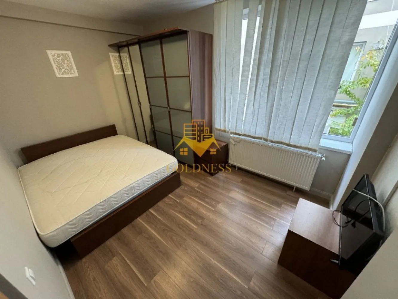 3 camere, modern, 2 parcari, Buna Ziua zona Home Garden - GOLDNESS Imobiliare vă propune spre închiriere un apartament cu 3 camere complet mobilat și utilat, la parter într-un imobil de 2 etaje, în cartierul Buna Ziua. 

Apartamentul este compartimentat astfel:
 - dormitor cu pat matrimonial, dressing, noptiere
 - dormitor cu pat matrimonial, dressing, noptiere
 - living cu bucatarie open-space complet utilată, canapea extensibilă, loc de servit masa 
 - baie cu cada, calorifer port prosop inox și dulap pentru depozitare.

Imobilul este dotat cu toate cele necesare- centrală proprie, mașină de spălat haine, frigider, plită electrică, hotă, etc. 

Se află în apropierea stațiilor de transport în comun, magazine, restaurante, spații verzi, farmacii, etc. 

Dispune de 2 locuri de parcare!

Dacă sunteți interesați de acest apartament și doriți să îl vizionați, dar și pentru alte oferte sau detalii nu ezitați să ne contactați telefonic sau prin e-mail - goldnessimobiliare@gmail.com. Vă stăm la dispoziție!