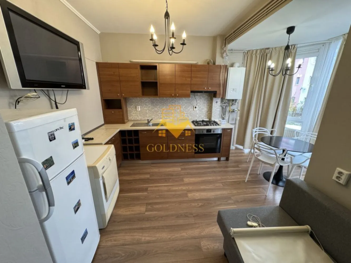 3 camere, modern, 2 parcari, Buna Ziua zona Home Garden - GOLDNESS Imobiliare vă propune spre închiriere un apartament cu 3 camere complet mobilat și utilat, la parter într-un imobil de 2 etaje, în cartierul Buna Ziua. 

Apartamentul este compartimentat astfel:
 - dormitor cu pat matrimonial, dressing, noptiere
 - dormitor cu pat matrimonial, dressing, noptiere
 - living cu bucatarie open-space complet utilată, canapea extensibilă, loc de servit masa 
 - baie cu cada, calorifer port prosop inox și dulap pentru depozitare.

Imobilul este dotat cu toate cele necesare- centrală proprie, mașină de spălat haine, frigider, plită electrică, hotă, etc. 

Se află în apropierea stațiilor de transport în comun, magazine, restaurante, spații verzi, farmacii, etc. 

Dispune de 2 locuri de parcare!

Dacă sunteți interesați de acest apartament și doriți să îl vizionați, dar și pentru alte oferte sau detalii nu ezitați să ne contactați telefonic sau prin e-mail - goldnessimobiliare@gmail.com. Vă stăm la dispoziție!