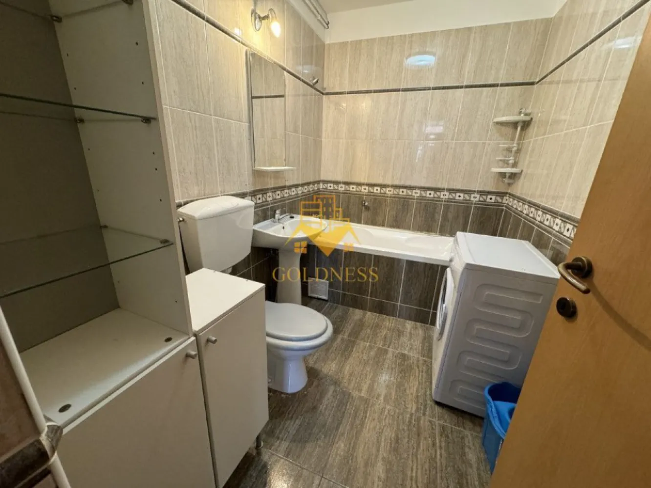 3 camere, modern, 2 parcari, Buna Ziua zona Home Garden - GOLDNESS Imobiliare vă propune spre închiriere un apartament cu 3 camere complet mobilat și utilat, la parter într-un imobil de 2 etaje, în cartierul Buna Ziua. 

Apartamentul este compartimentat astfel:
 - dormitor cu pat matrimonial, dressing, noptiere
 - dormitor cu pat matrimonial, dressing, noptiere
 - living cu bucatarie open-space complet utilată, canapea extensibilă, loc de servit masa 
 - baie cu cada, calorifer port prosop inox și dulap pentru depozitare.

Imobilul este dotat cu toate cele necesare- centrală proprie, mașină de spălat haine, frigider, plită electrică, hotă, etc. 

Se află în apropierea stațiilor de transport în comun, magazine, restaurante, spații verzi, farmacii, etc. 

Dispune de 2 locuri de parcare!

Dacă sunteți interesați de acest apartament și doriți să îl vizionați, dar și pentru alte oferte sau detalii nu ezitați să ne contactați telefonic sau prin e-mail - goldnessimobiliare@gmail.com. Vă stăm la dispoziție!