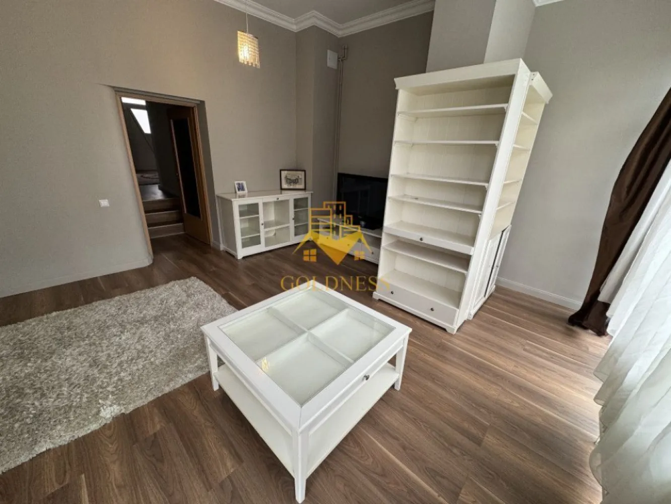 3 camere, modern, 2 parcari, Buna Ziua zona Home Garden - GOLDNESS Imobiliare vă propune spre închiriere un apartament cu 3 camere complet mobilat și utilat, la parter într-un imobil de 2 etaje, în cartierul Buna Ziua. 

Apartamentul este compartimentat astfel:
 - dormitor cu pat matrimonial, dressing, noptiere
 - dormitor cu pat matrimonial, dressing, noptiere
 - living cu bucatarie open-space complet utilată, canapea extensibilă, loc de servit masa 
 - baie cu cada, calorifer port prosop inox și dulap pentru depozitare.

Imobilul este dotat cu toate cele necesare- centrală proprie, mașină de spălat haine, frigider, plită electrică, hotă, etc. 

Se află în apropierea stațiilor de transport în comun, magazine, restaurante, spații verzi, farmacii, etc. 

Dispune de 2 locuri de parcare!

Dacă sunteți interesați de acest apartament și doriți să îl vizionați, dar și pentru alte oferte sau detalii nu ezitați să ne contactați telefonic sau prin e-mail - goldnessimobiliare@gmail.com. Vă stăm la dispoziție!