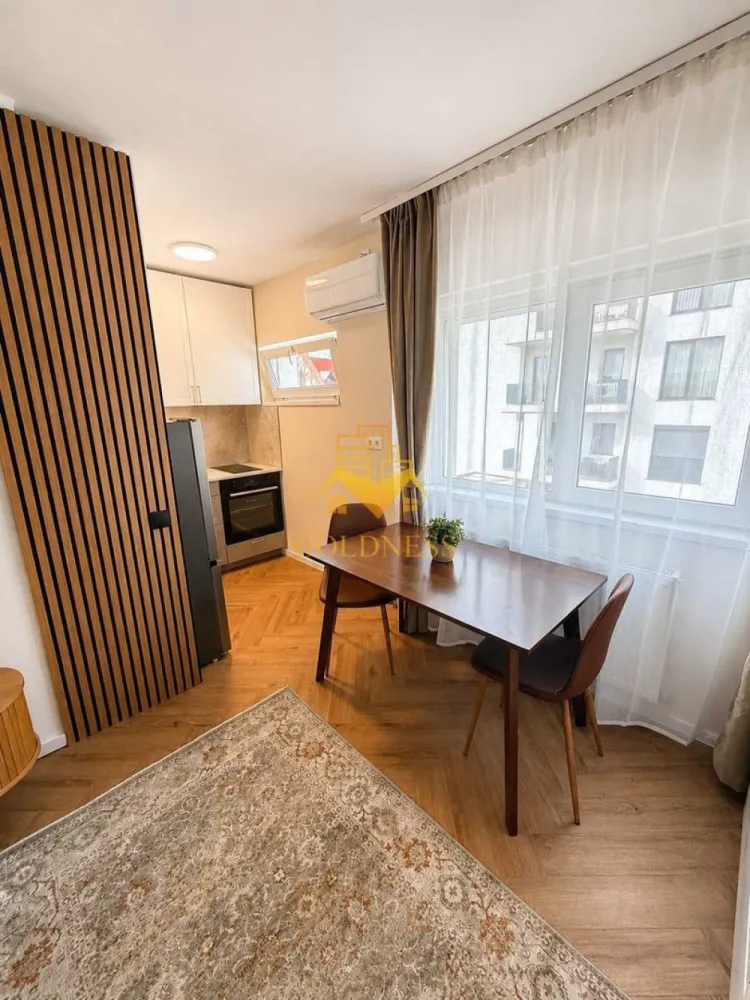 1 camera, Marasti, Premium, The Office, Bucuresti, Sighismund - GOLDNESS Imobiliare vă propune spre închiriere un apartament cu 1 camere complet mobilat și utilat, la etajul 4 într-un imobil de 4 etaje, în Cartierul Marasti, zona The Office.
Posibilitatea de parcare în zona la liber.
Se află în apropierea stațiilor de transport în comun, magazine, restaurante, spații verzi, farmacii, etc. 

Apartamentul este compartimentat astfel:
 - camera cu pat matrimonial, dressing, noptiere
 - baie cu cabina de dus, calorifer port prosop și dulap pentru depozitare.
 - bucătărie complet utilată și mobilată, loc de servit masa 

Dotari: 
* Aer conditionat
* Masina de spalat rufe
* Cuptor electric. plita pe inductie + hota
* Espressor de cafea
* Vesela si ustensile de bucatarie

Dacă sunteți interesați de acest apartament și doriți să îl vizionați, dar și pentru alte oferte nu ezitați să ne contactați telefonic sau prin e-mail. Vă stăm la dispoziție!
Pentru intermediere se percepe un comision de 50% din prețul chiriei!