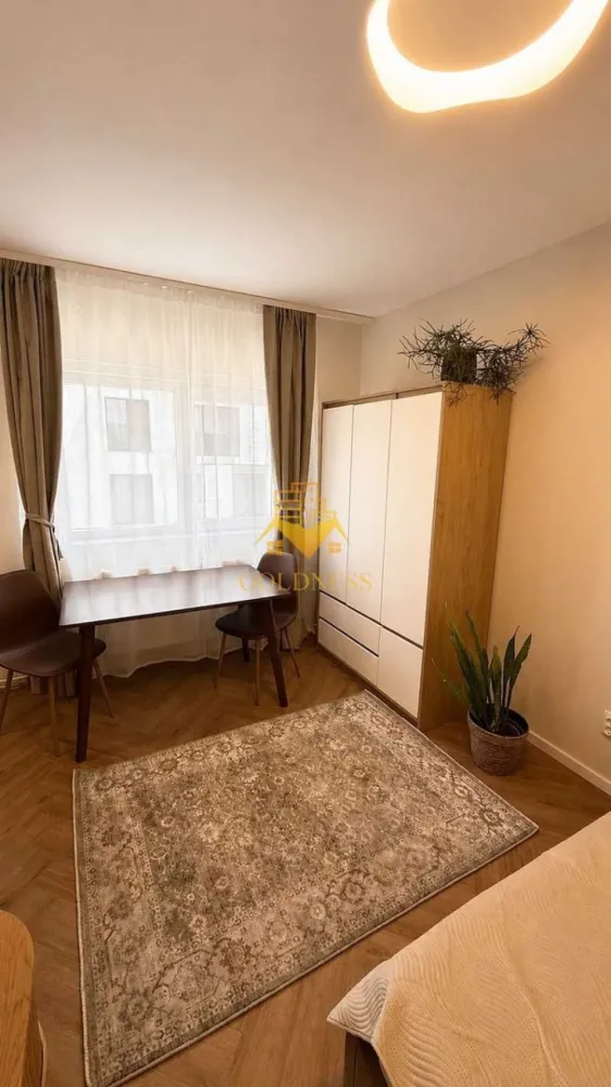 1 camera, Marasti, Premium, The Office, Bucuresti, Sighismund - GOLDNESS Imobiliare vă propune spre închiriere un apartament cu 1 camere complet mobilat și utilat, la etajul 4 într-un imobil de 4 etaje, în Cartierul Marasti, zona The Office.
Posibilitatea de parcare în zona la liber.
Se află în apropierea stațiilor de transport în comun, magazine, restaurante, spații verzi, farmacii, etc. 

Apartamentul este compartimentat astfel:
 - camera cu pat matrimonial, dressing, noptiere
 - baie cu cabina de dus, calorifer port prosop și dulap pentru depozitare.
 - bucătărie complet utilată și mobilată, loc de servit masa 

Dotari: 
* Aer conditionat
* Masina de spalat rufe
* Cuptor electric. plita pe inductie + hota
* Espressor de cafea
* Vesela si ustensile de bucatarie

Dacă sunteți interesați de acest apartament și doriți să îl vizionați, dar și pentru alte oferte nu ezitați să ne contactați telefonic sau prin e-mail. Vă stăm la dispoziție!
Pentru intermediere se percepe un comision de 50% din prețul chiriei!