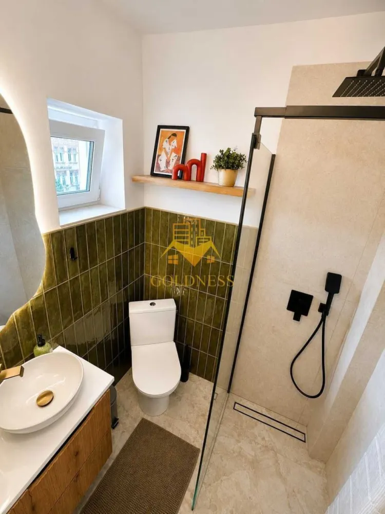 1 camera, Marasti, Premium, The Office, Bucuresti, Sighismund - GOLDNESS Imobiliare vă propune spre închiriere un apartament cu 1 camere complet mobilat și utilat, la etajul 4 într-un imobil de 4 etaje, în Cartierul Marasti, zona The Office.
Posibilitatea de parcare în zona la liber.
Se află în apropierea stațiilor de transport în comun, magazine, restaurante, spații verzi, farmacii, etc. 

Apartamentul este compartimentat astfel:
 - camera cu pat matrimonial, dressing, noptiere
 - baie cu cabina de dus, calorifer port prosop și dulap pentru depozitare.
 - bucătărie complet utilată și mobilată, loc de servit masa 

Dotari: 
* Aer conditionat
* Masina de spalat rufe
* Cuptor electric. plita pe inductie + hota
* Espressor de cafea
* Vesela si ustensile de bucatarie

Dacă sunteți interesați de acest apartament și doriți să îl vizionați, dar și pentru alte oferte nu ezitați să ne contactați telefonic sau prin e-mail. Vă stăm la dispoziție!
Pentru intermediere se percepe un comision de 50% din prețul chiriei!