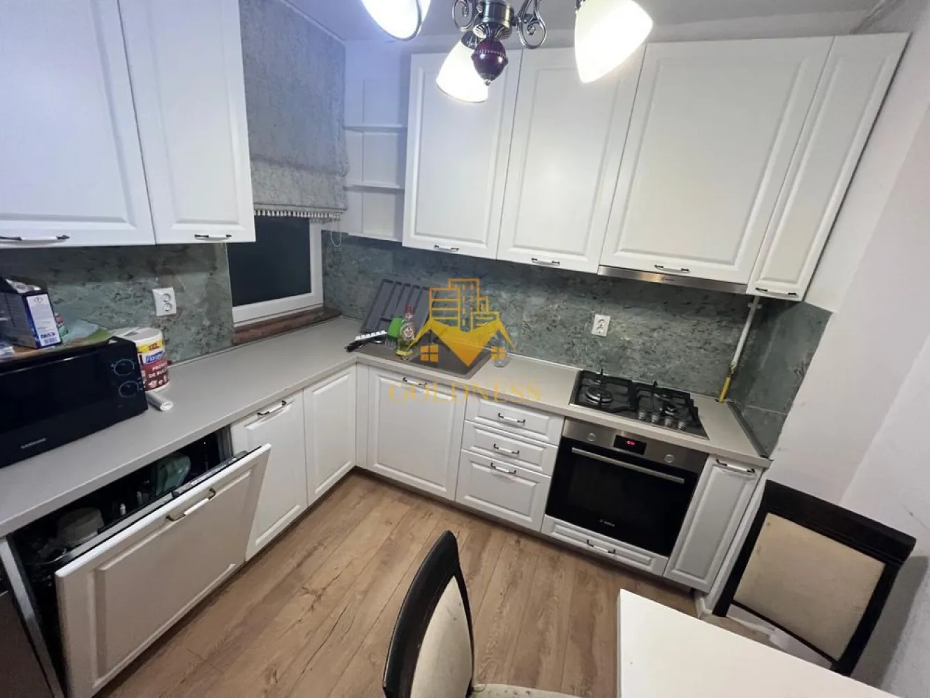 2 camere, Buna ziua, Trifoiului, Grand Hotel Italia, PetFriendly - GOLDNESS Imobiliare vă propune spre închiriere un apartament cu 2 camere complet mobilat și utilat, la etajul 1 într-un imobil de 10 etaje, în Cartierul Buna ziua. 
Dispune de loc de parcare subteran.
Se află în apropierea stațiilor de transport în comun, magazine, restaurante, spații verzi, farmacii, etc. 

Apartamentul este compartimentat astfel:
 - dormitor cu pat matrimonial, dressing, noptiere
 - living cu canapea extensibilă 
 - bucătărie complet utilată și mobilată, loc de servit masa 
 - baie cu cada, calorifer port prosop și dulap pentru depozitare.
 - balcon 5mp

Imobilul este dotat cu toate cele necesare- centrală proprie, frigider, aragaz, hotă, mașină de spălat haine și vase, AC etc. 

Dacă sunteți interesați de acest apartament și doriți să îl vizionați, dar și pentru alte oferte nu ezitați să ne contactați telefonic sau prin e-mail. Vă stăm la dispoziție!
Pentru intermediere se percepe un comision de 50% din prețul chiriei!